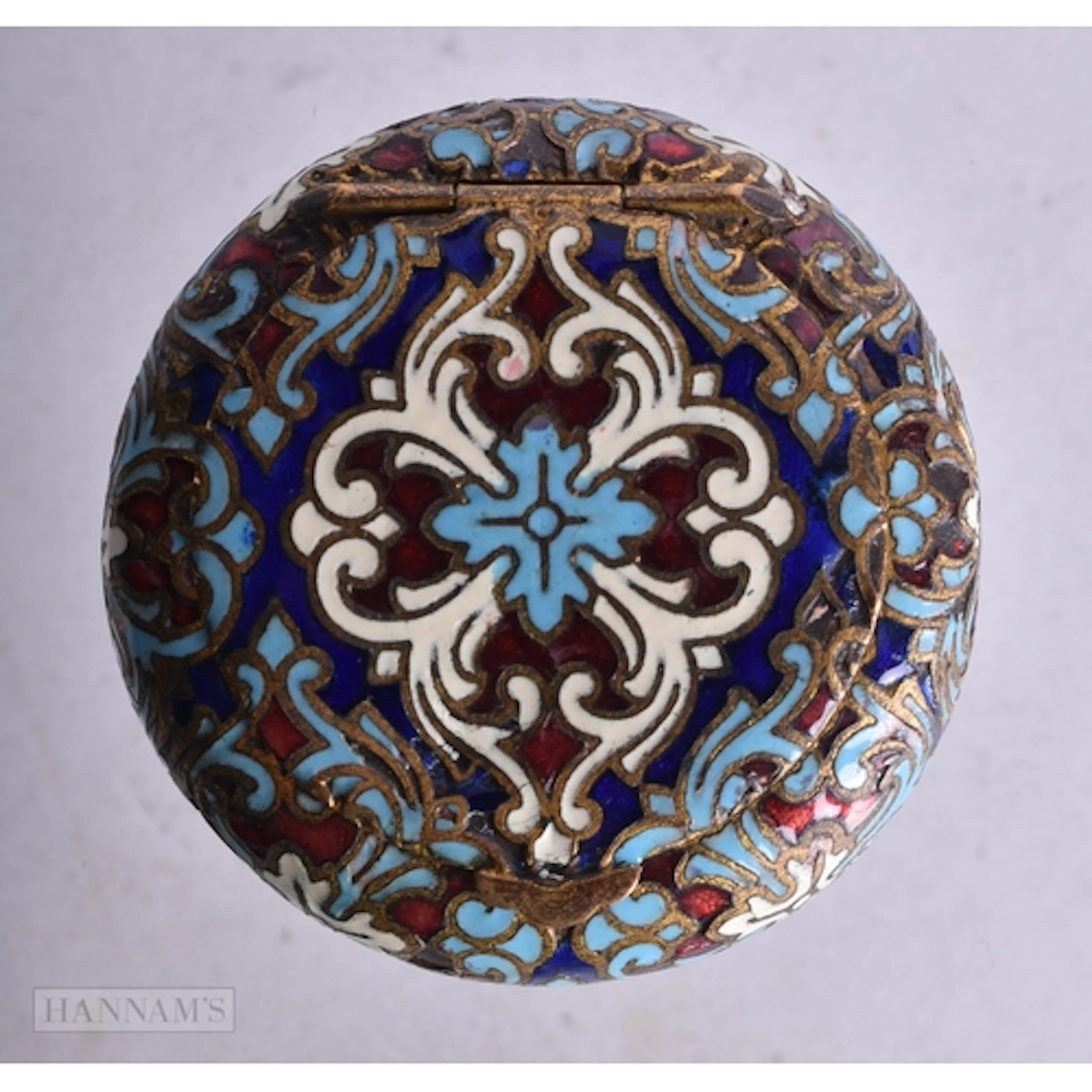 A 19TH CENTURY FRENCH CHAMPLEVE ENAMEL SNUFF BOX. 4.25 cm wi...