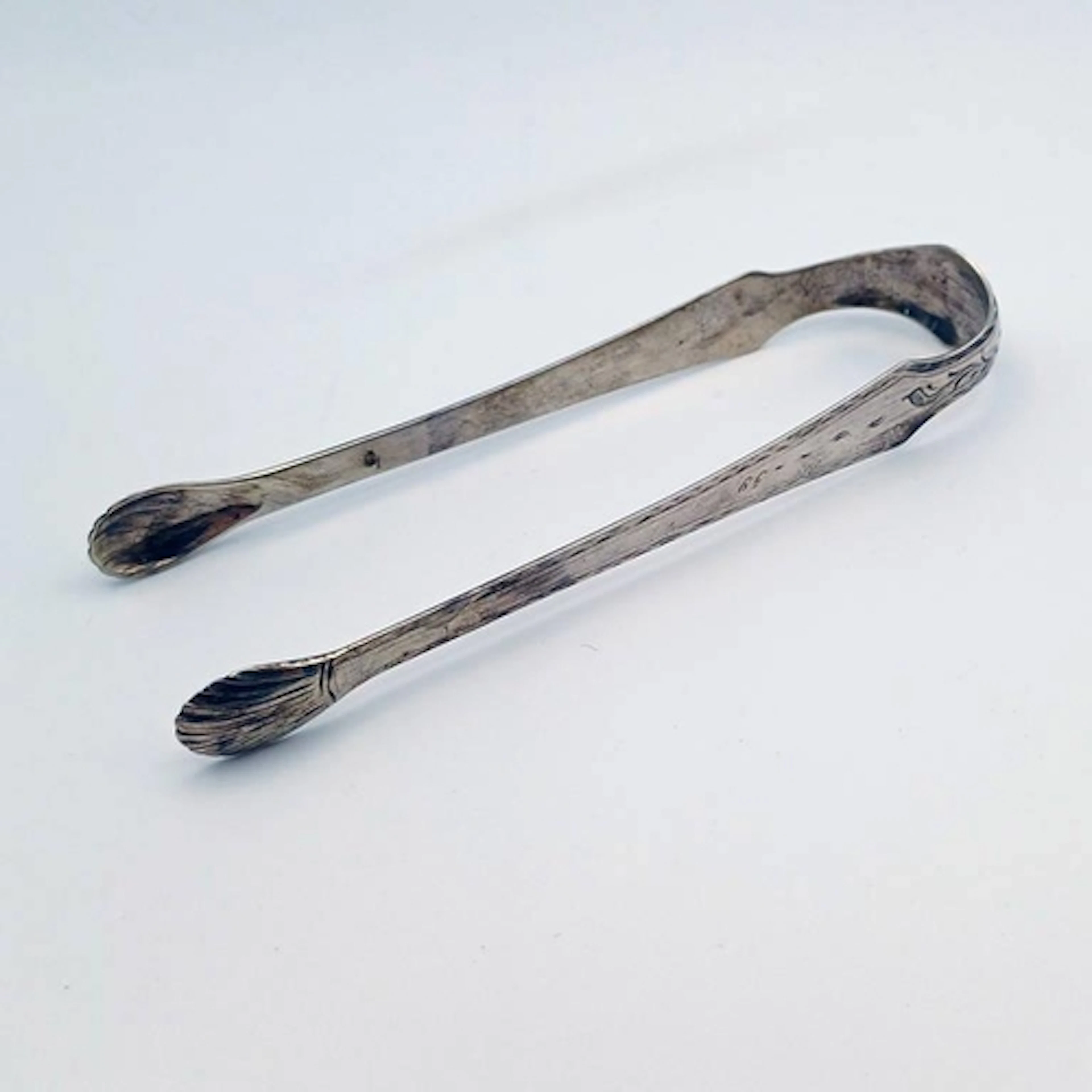 A PAIR OF GEORGIAN SCOTTISH SILVER BRIGHT CUT SUGAR TONGS, 3...