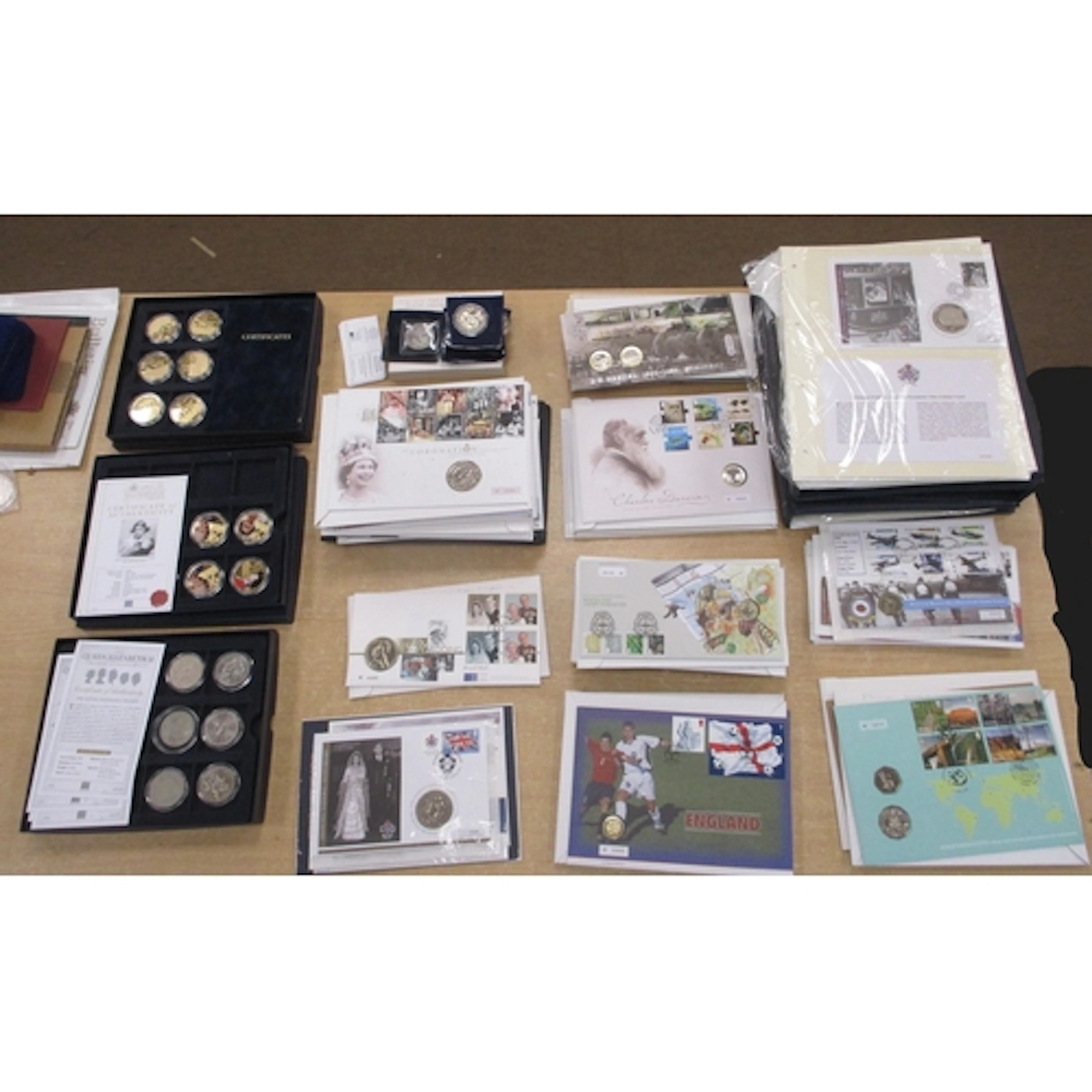 Accumulation of uncirculated CuNi coin covers in albums (2) ...