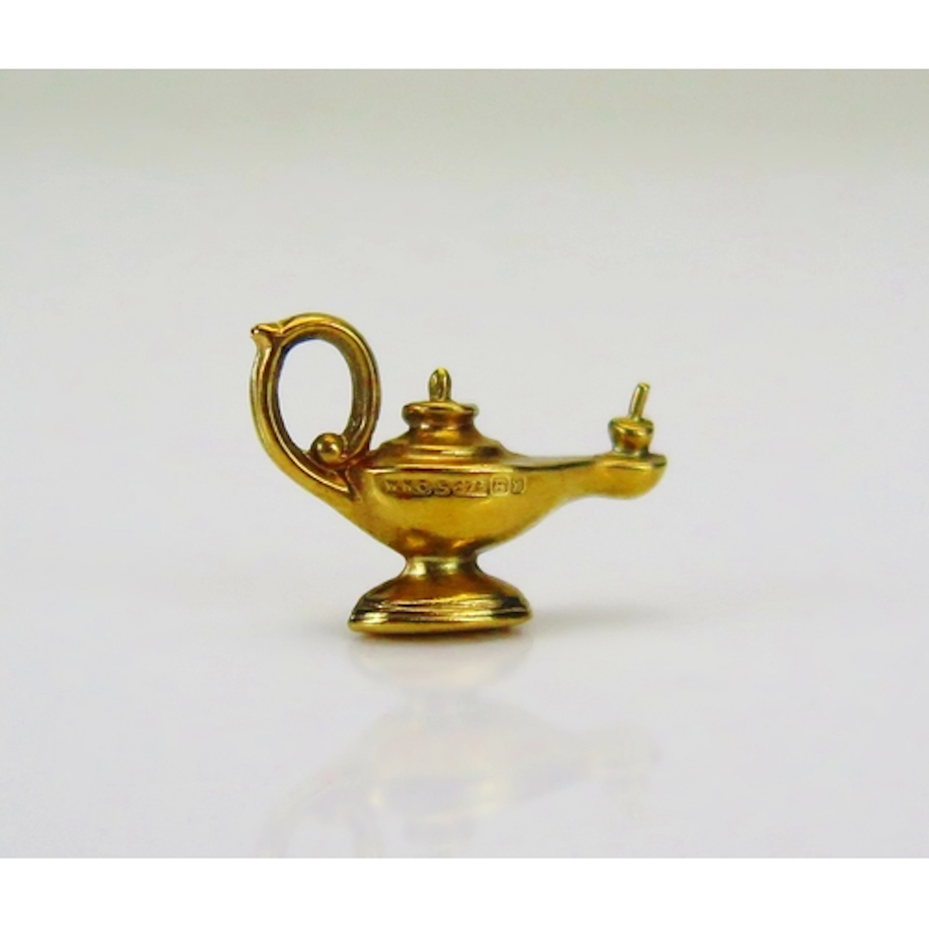 A 9ct gold 'Aladdin's lamp' charm, hallmarked, 0.58g