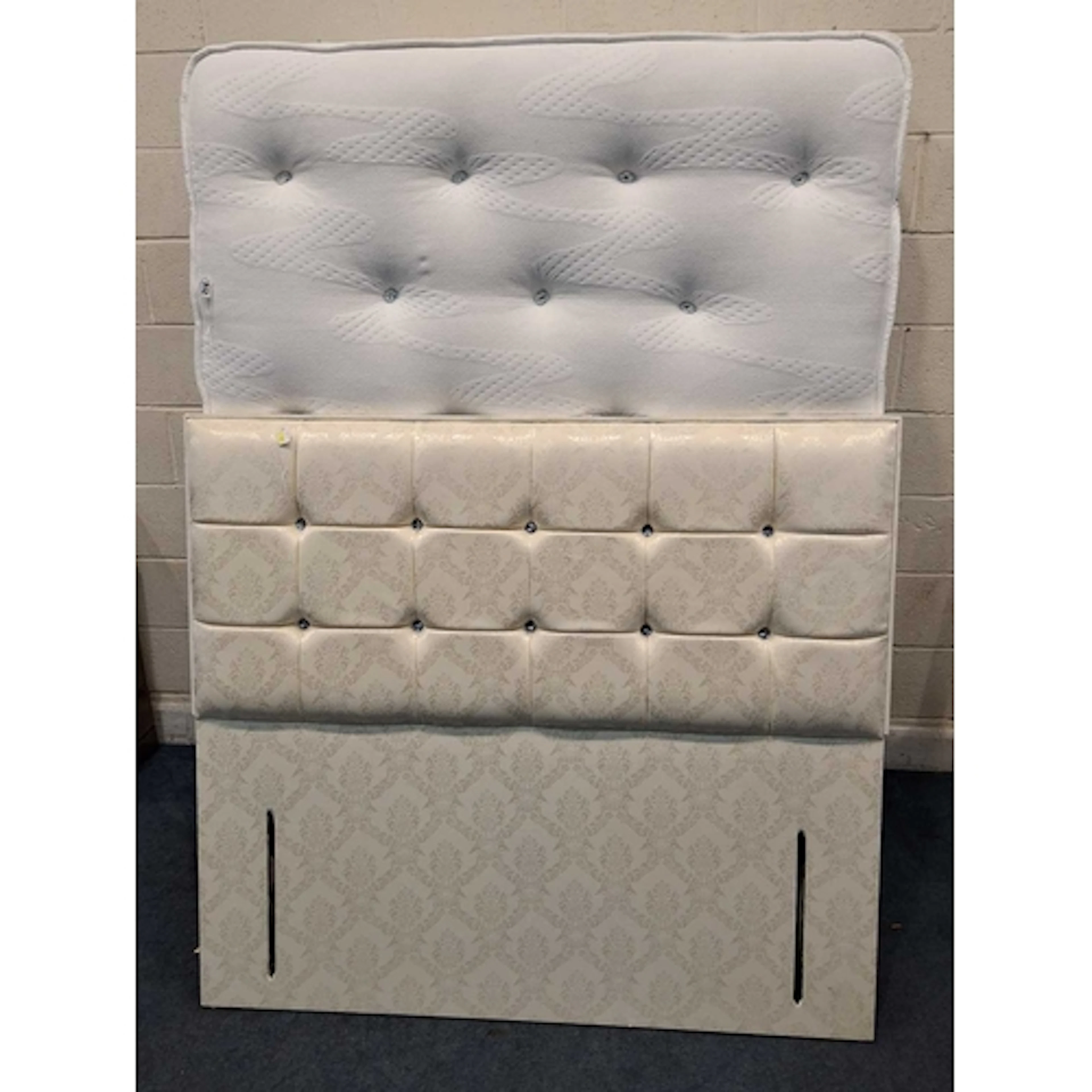 A DREAMWORLD SWEET DREAMS AQUARIUS 4FT6 DIVAN BED AND MATTRE...