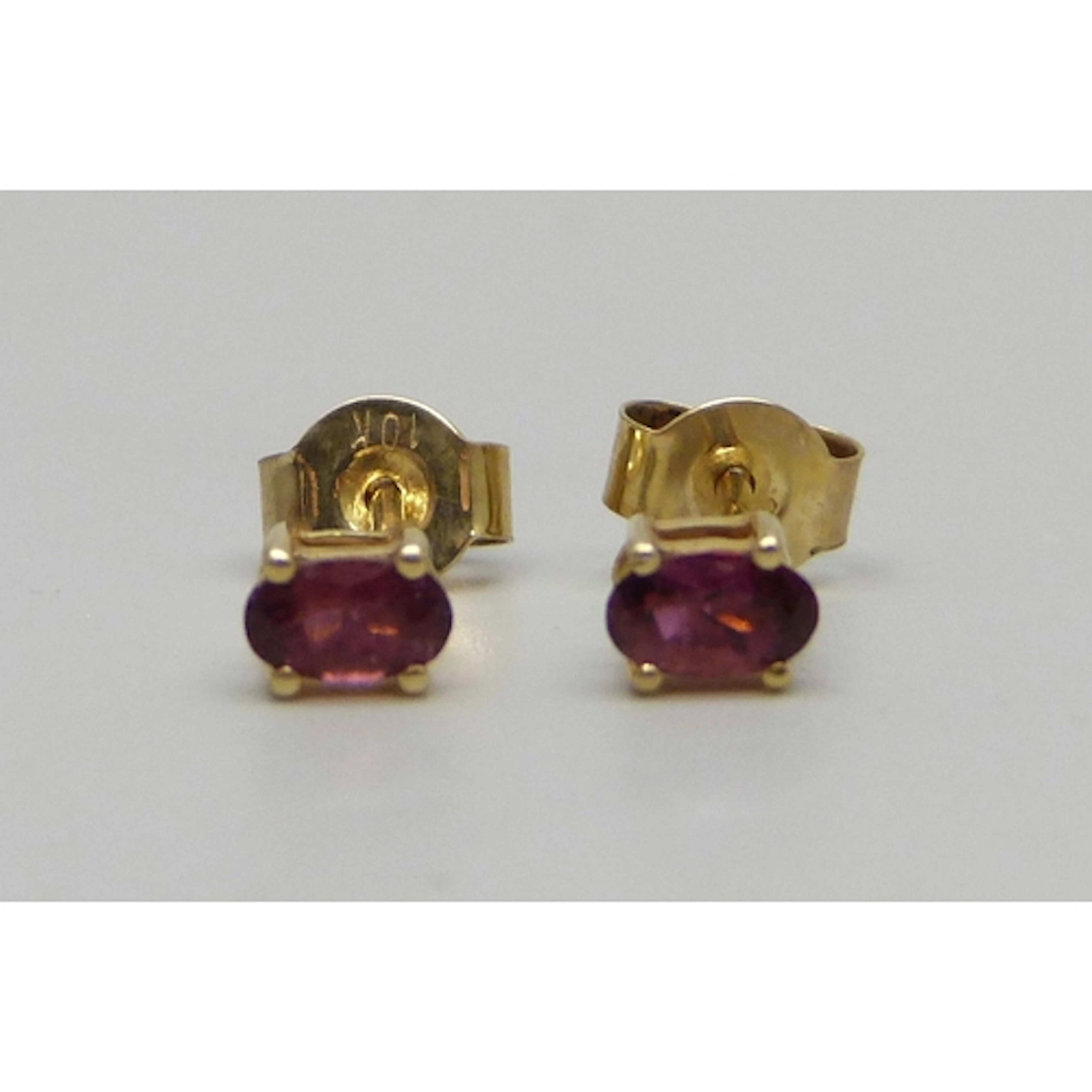 A pair of 10k gold and garnet earrings, 0.8g, 5mm stones