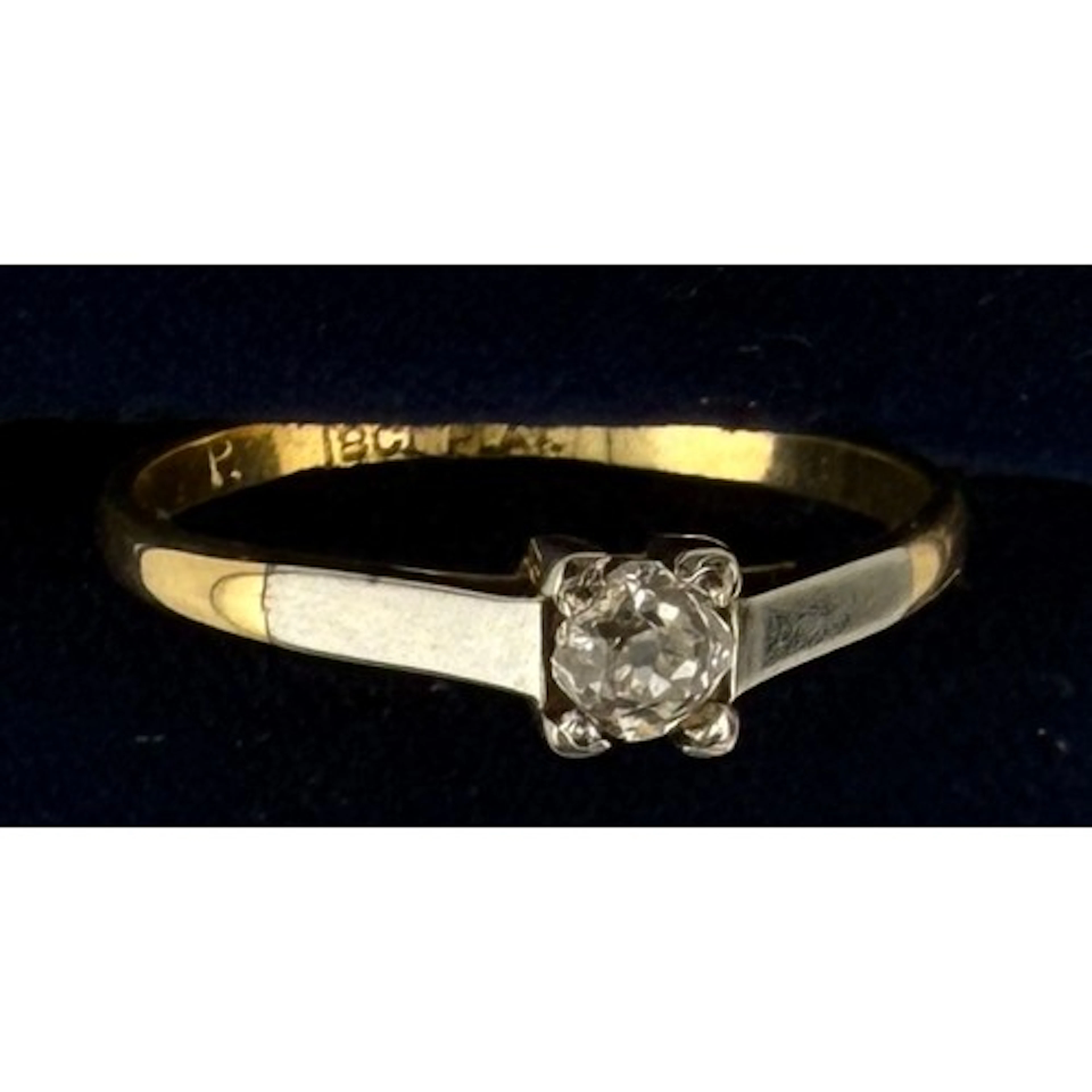 An 18 carat gold and platinum solitaire diamond. Size Q. Wei...