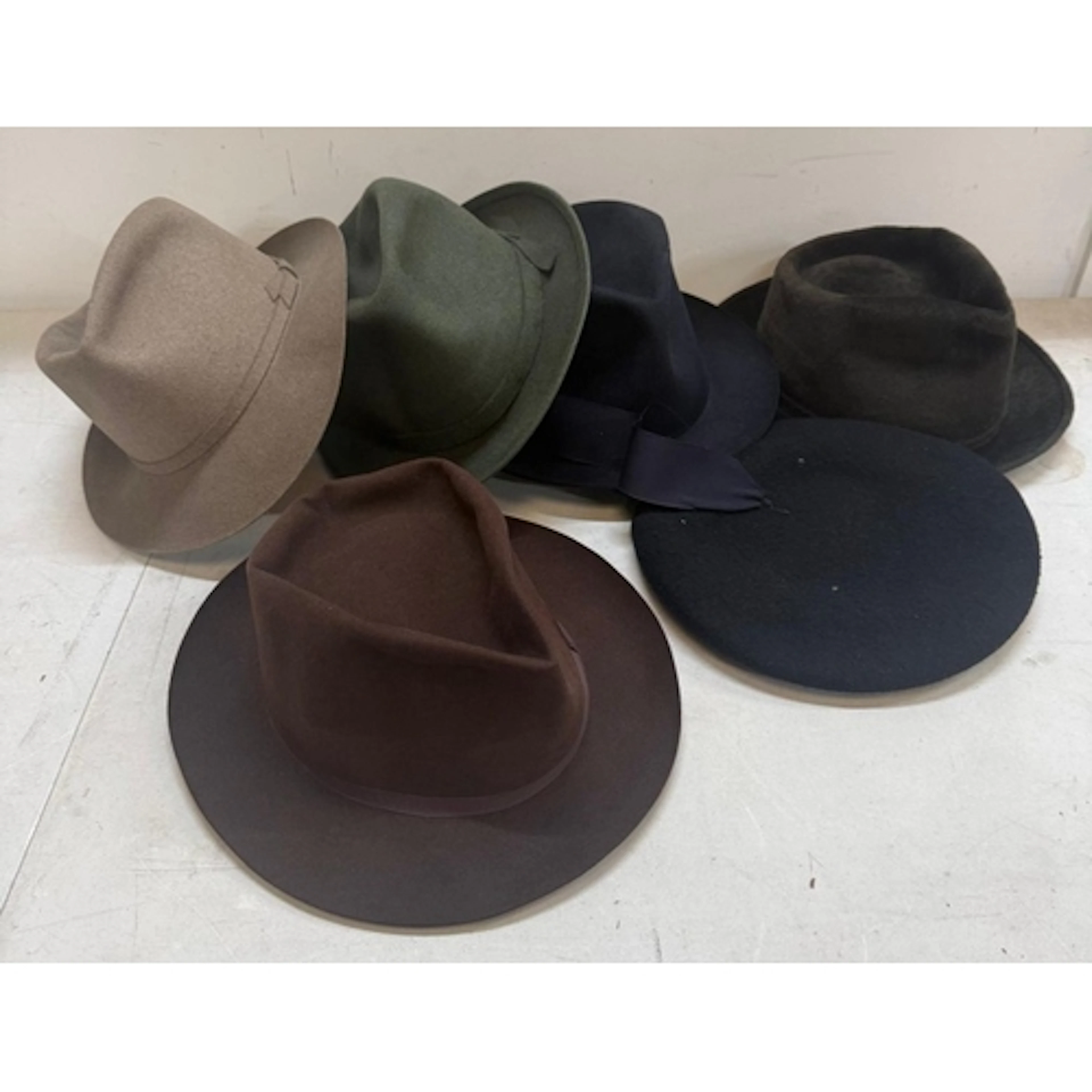 A selection of felt fedora hats and a beret size 7 1/8....
