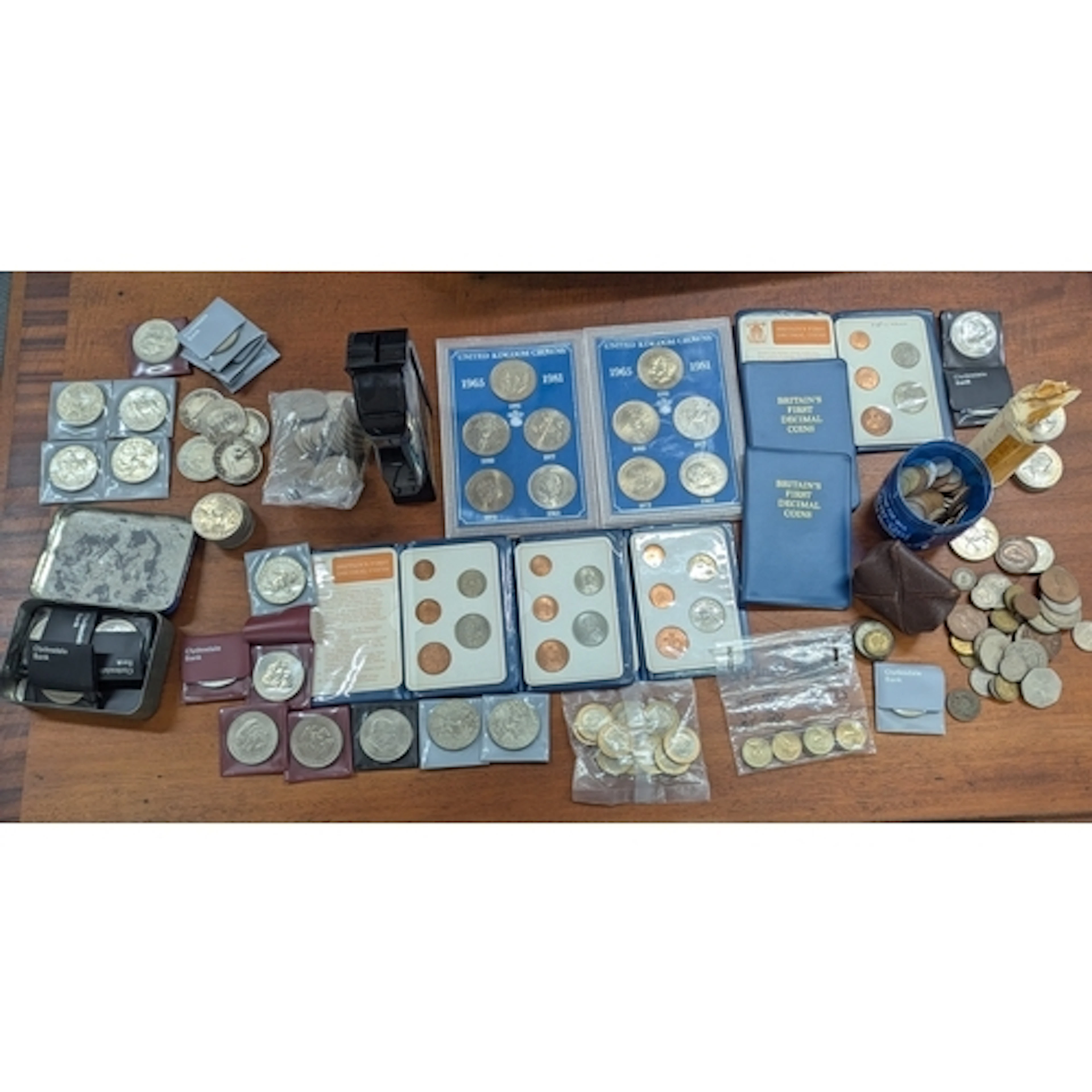 A collection of British coinage to include 10 £2 coins in a ...