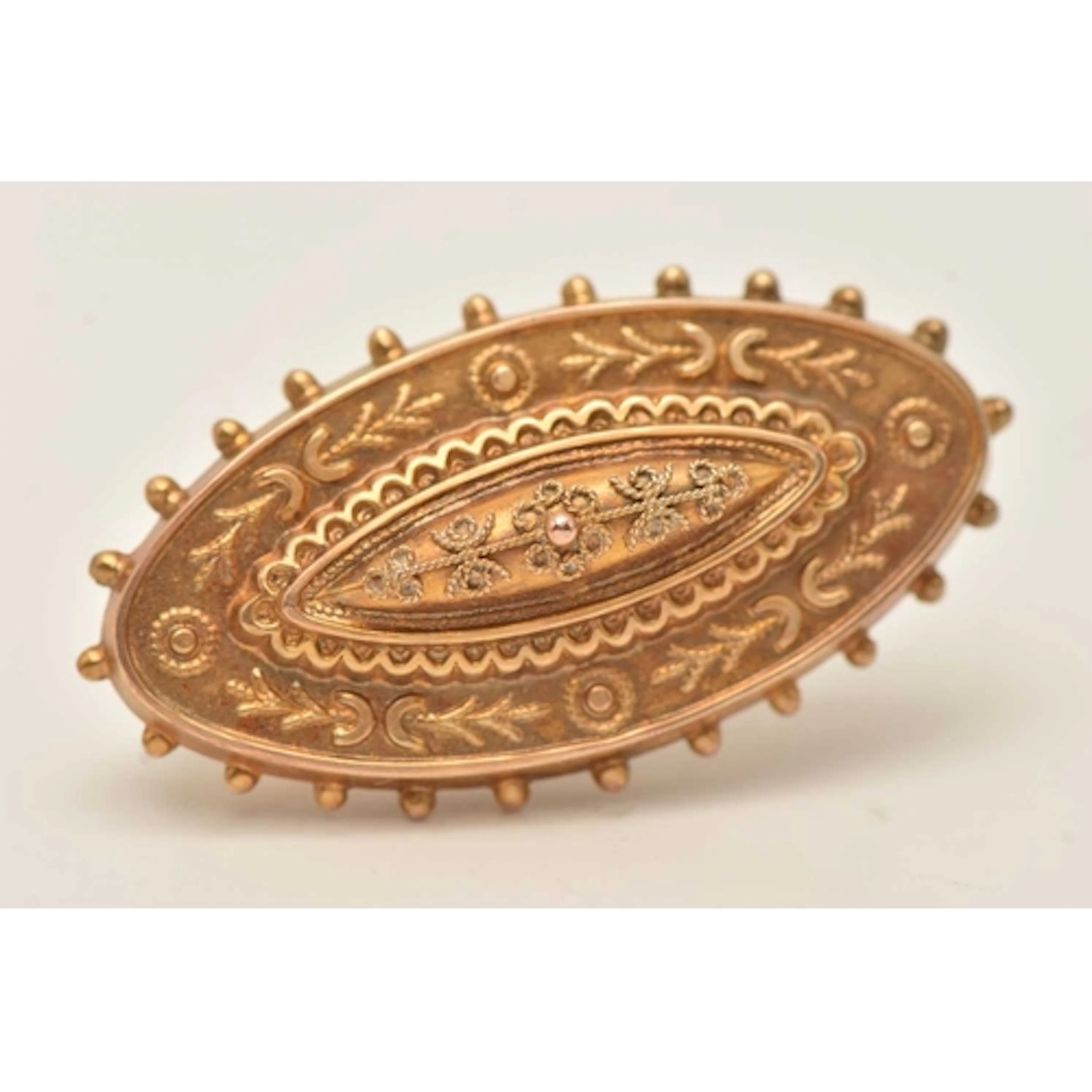 AN EARLY 20TH CENTURY 9CT GOLD BROOCH, the brooch with rope ...