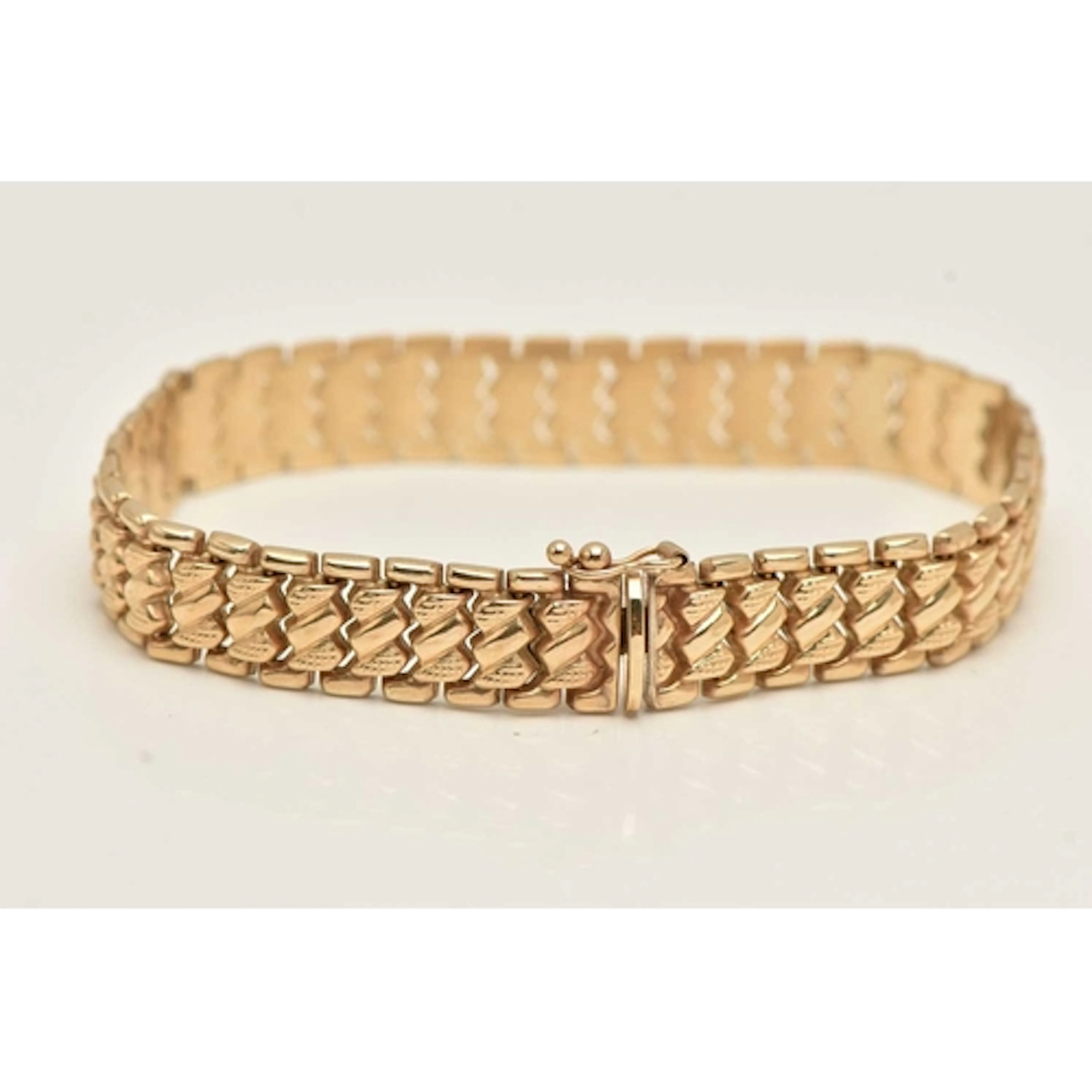 A 9CT YELLOW GOLD BRACELET, a fancy brick link bracelet, fit...
