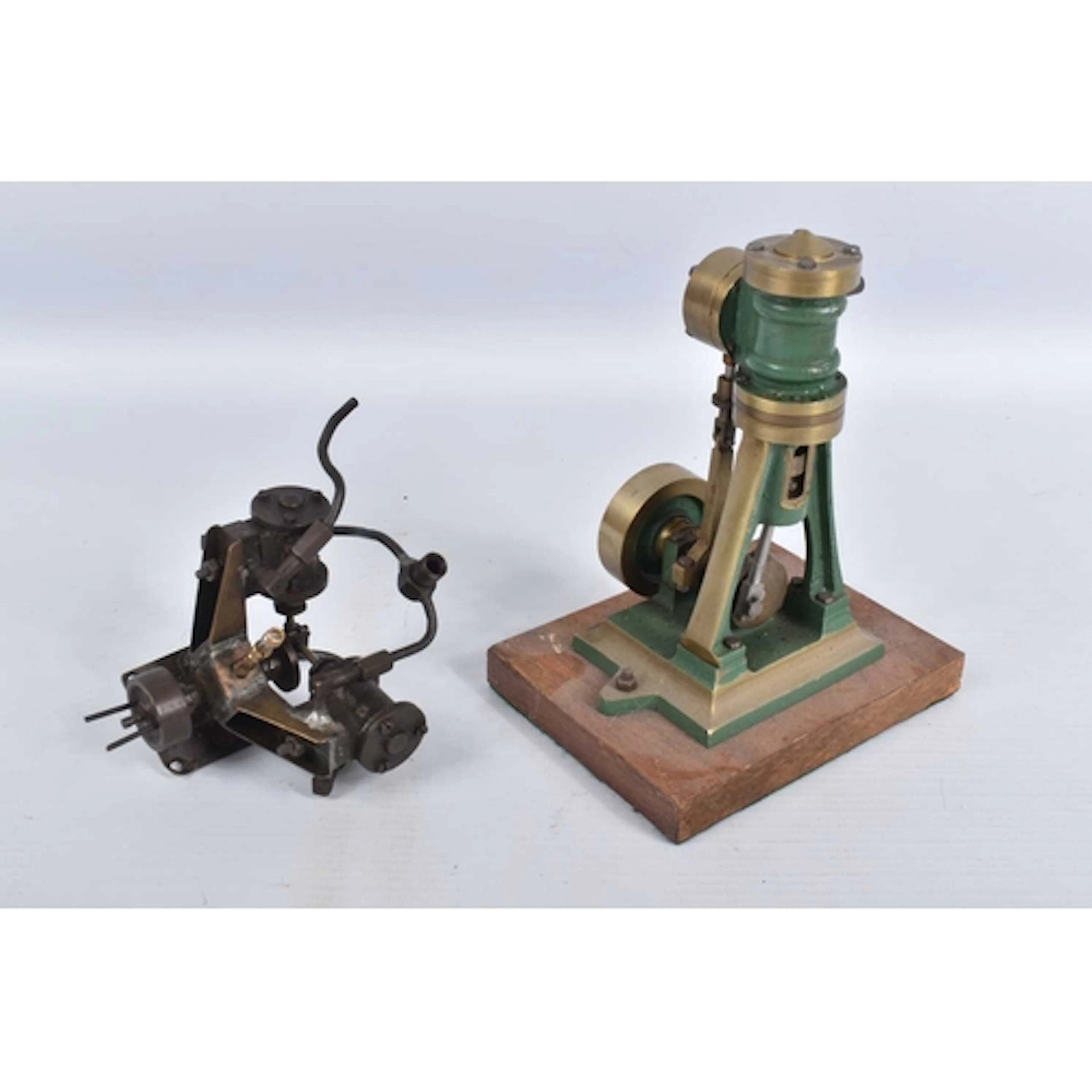 A HORIZONTAL SINGLE CYLINDER LIVE STEAM ENGINE, not tested, ...