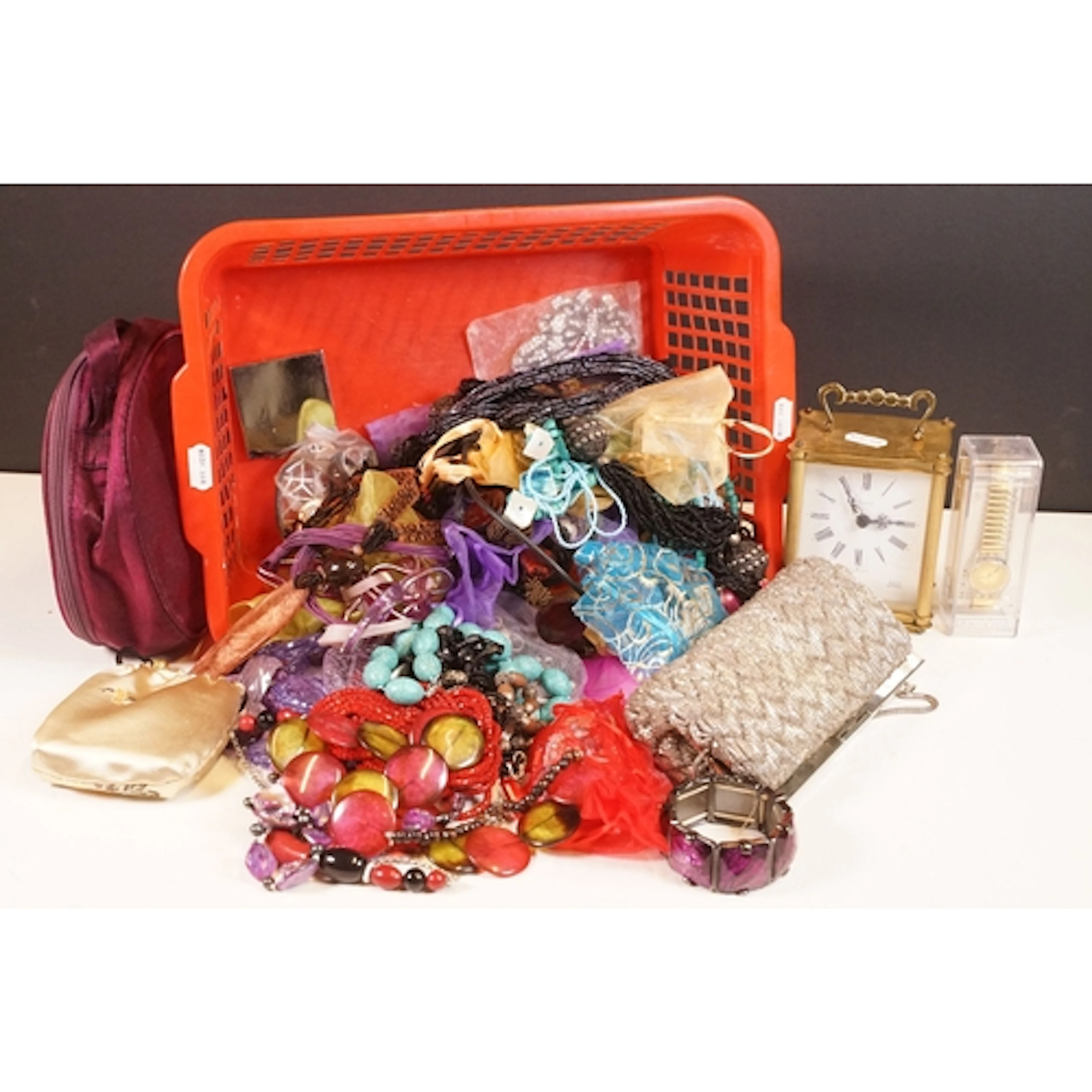 Large collection of mainly contemporary costume jewellery to...