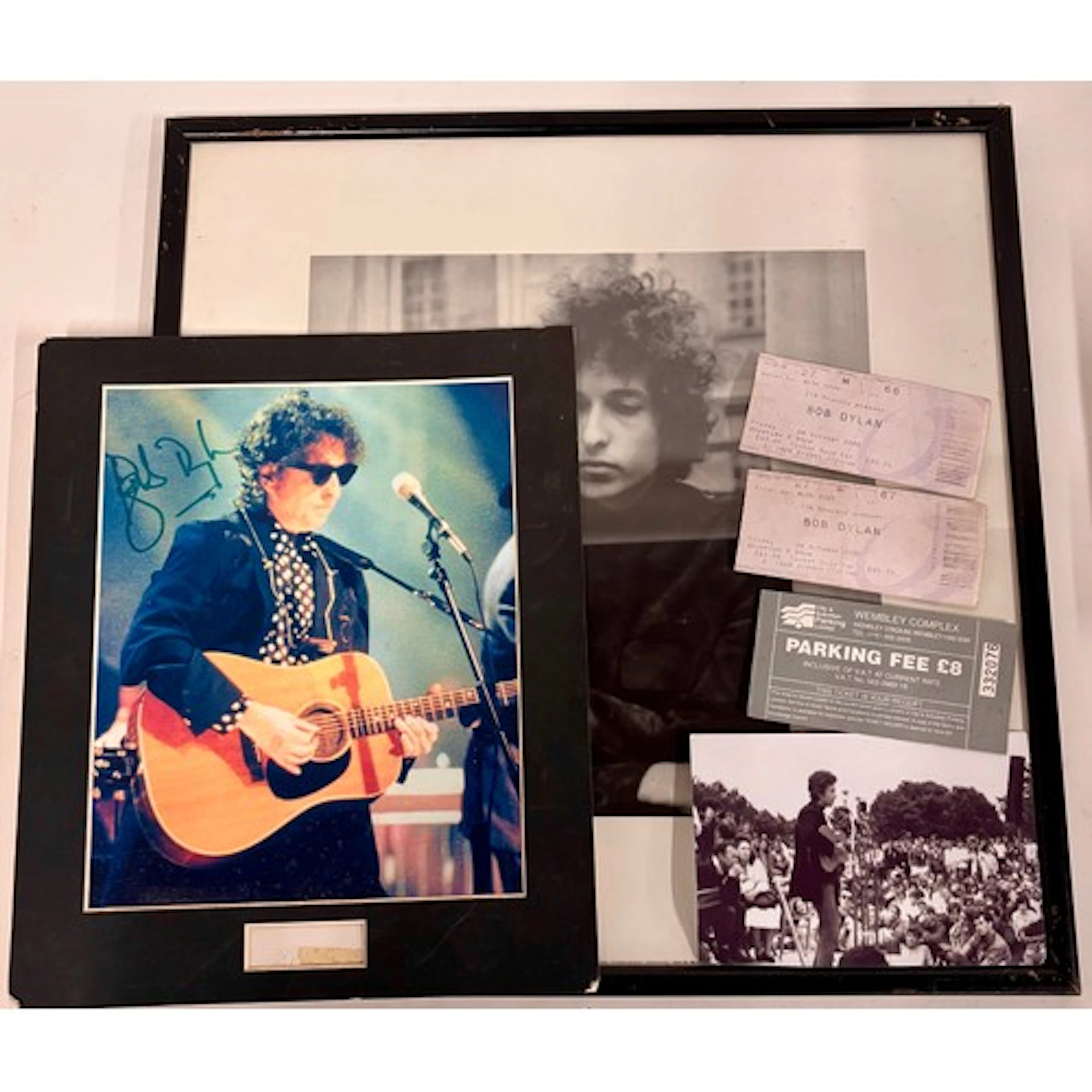BOB DYLAN. A framed photograph of Dylan at the time of 'Blon...
