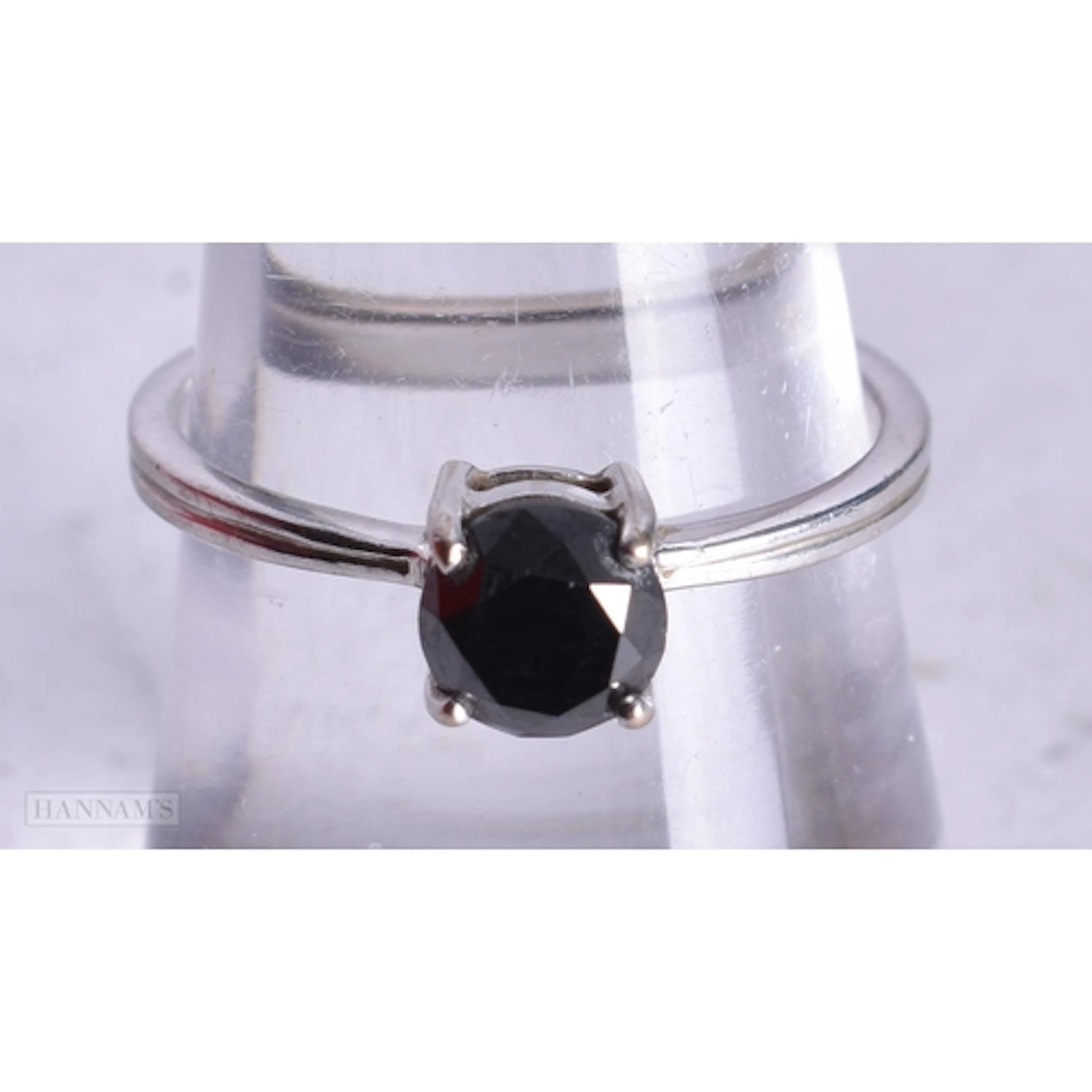 18ct white gold black gemstone solitaire ring (2.6g). N.