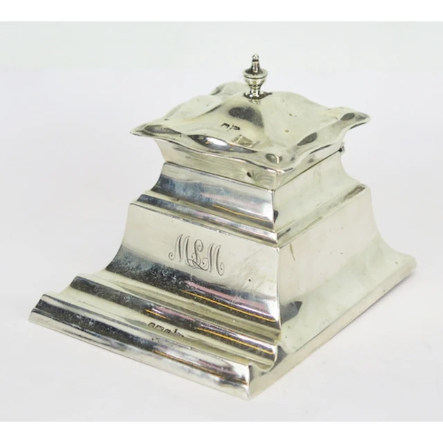 An Edward VII silver inkstand, maker Walker & Hall, Sheffiel...
