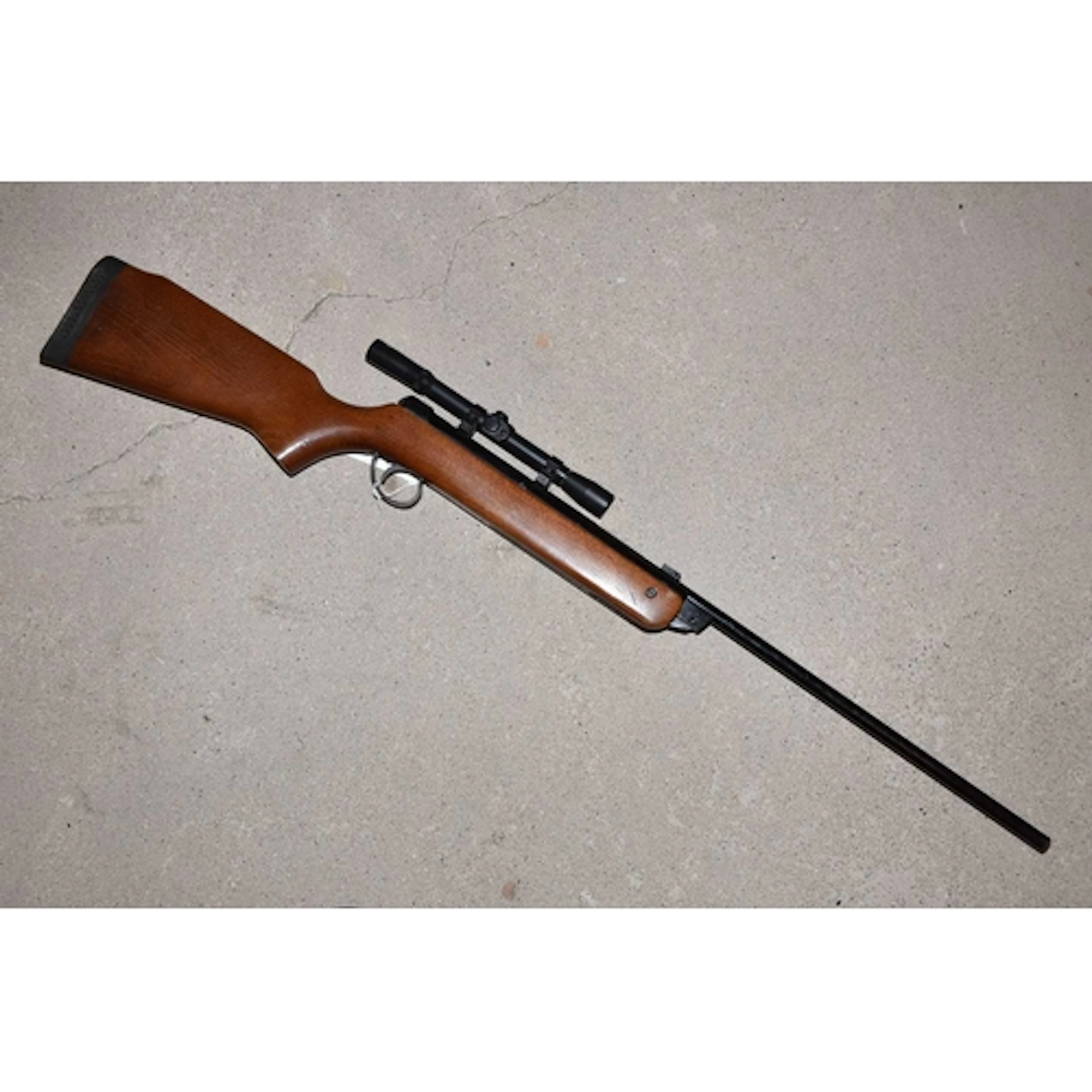 A BSA GUNS LTD ,22 BREAK BARREL AIR RIFLE, serial number TE4...