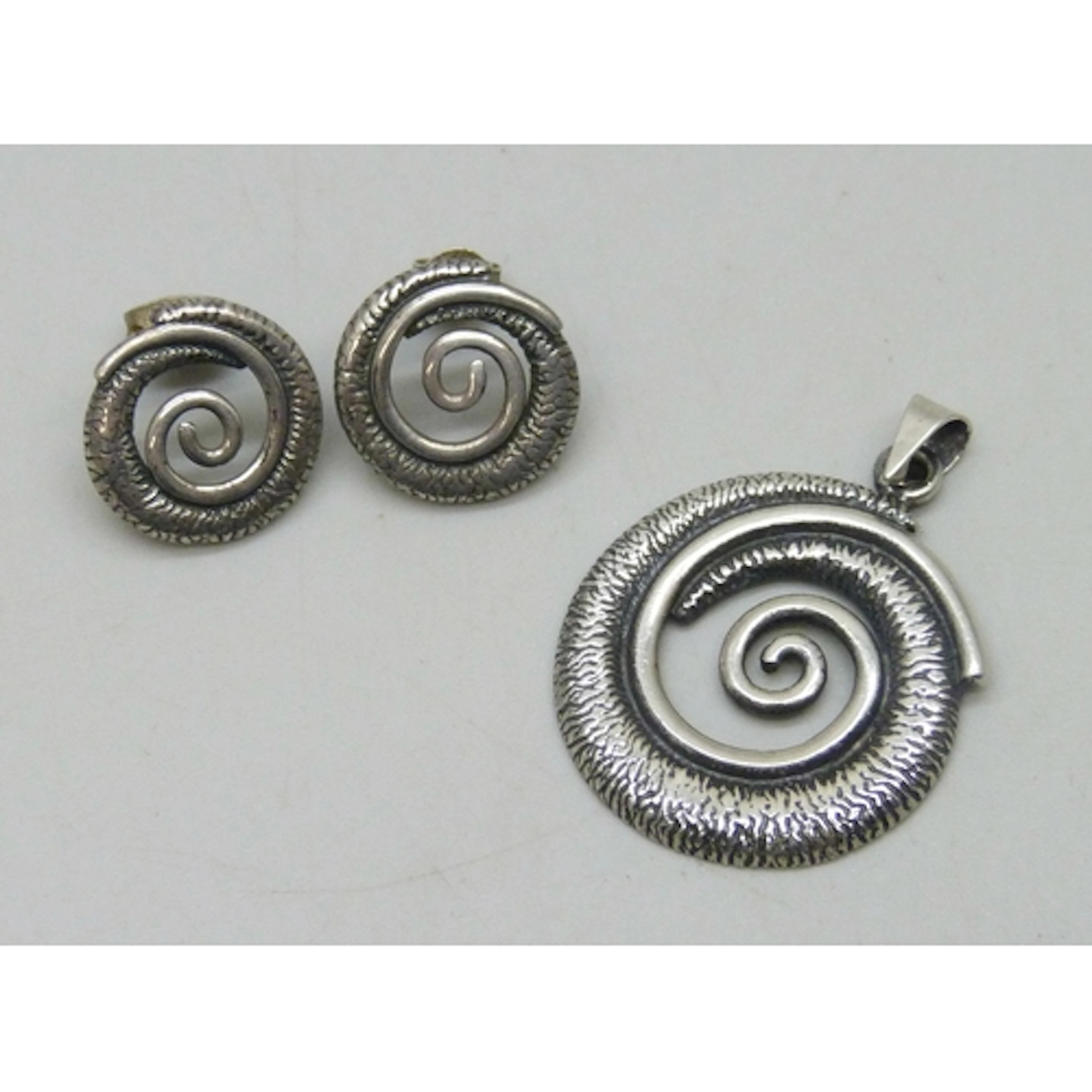 A modernist design silver jewellery set - a pendant and a ma...