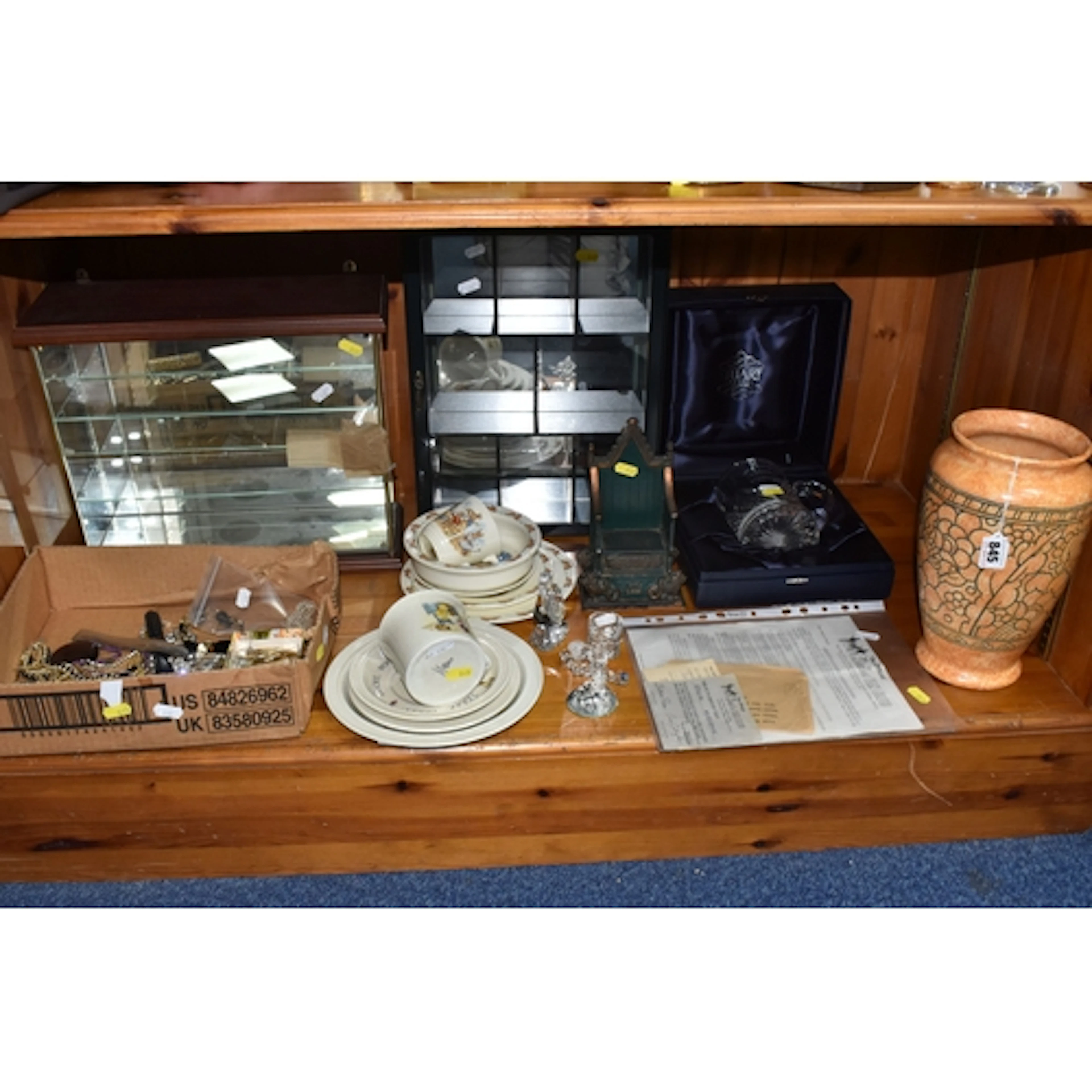 A BOX AND LOOSE CERAMICS, GLASS, JEWELLERY AND SUNDRY ITEMS,...