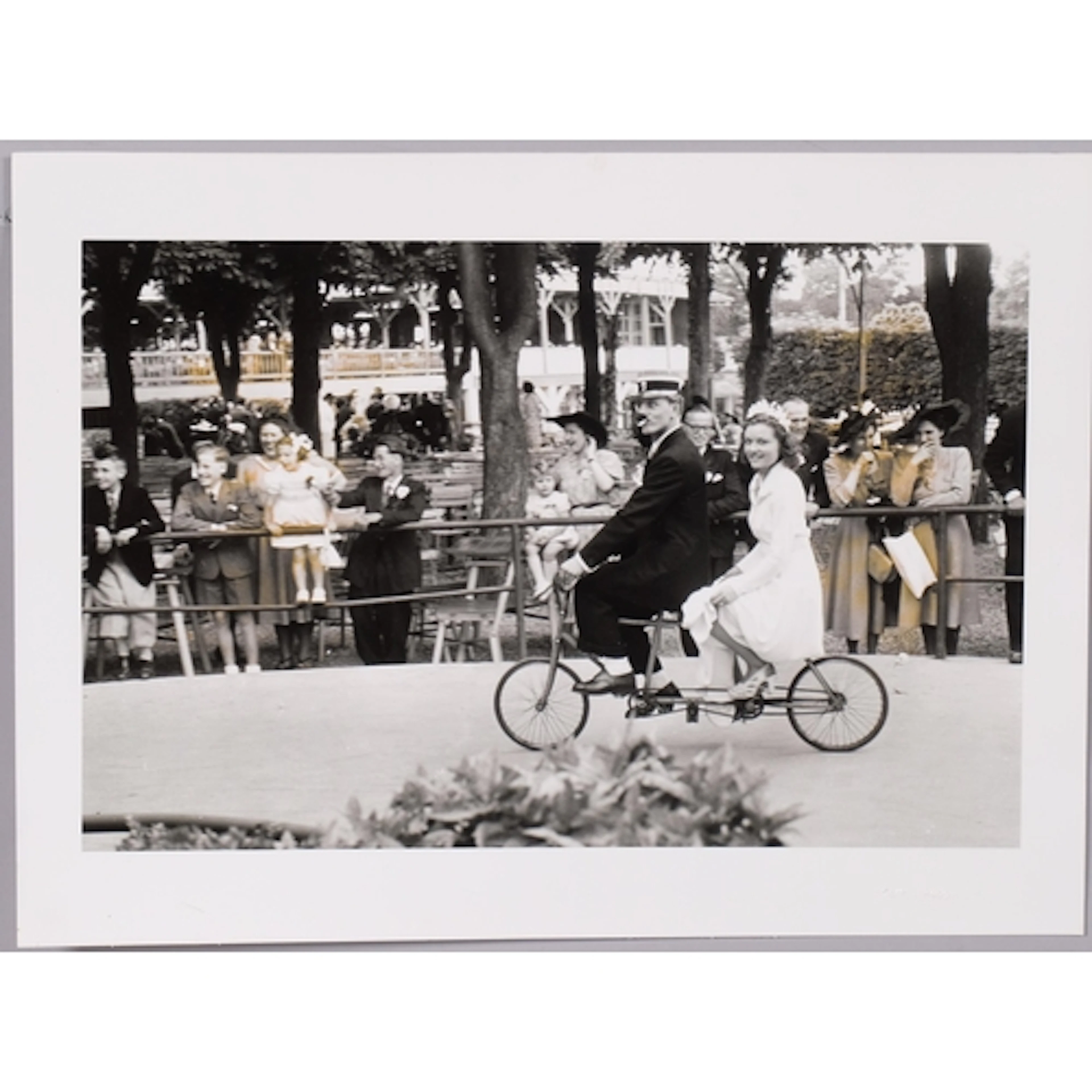 George Rodger (1908 - 1995), Robinson Near Paris 1950, bicyc...