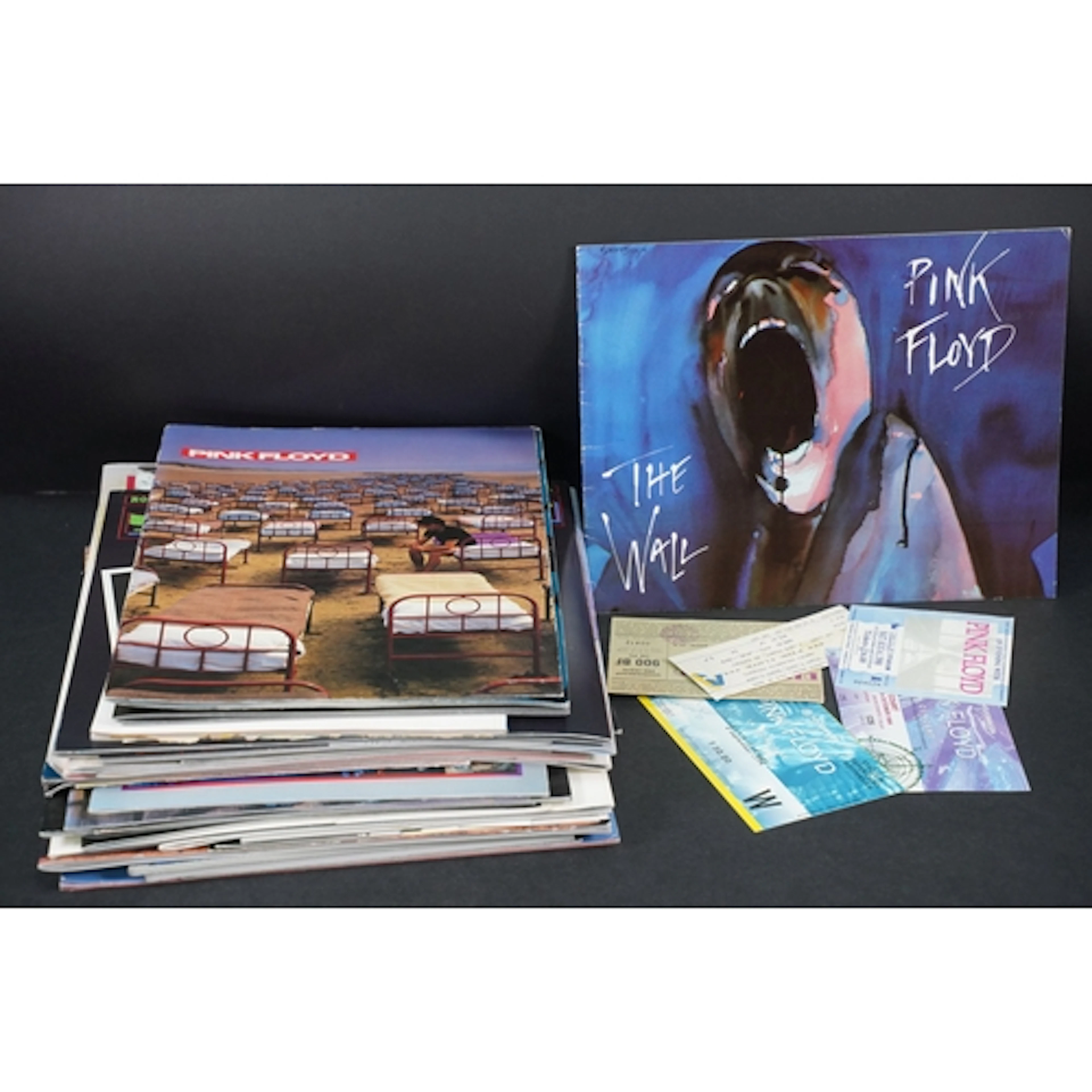 Memorabilia - Over 30 tour programmes, various ticket stubs,...