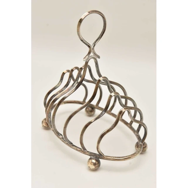 AN EARLY 20TH CENTURY SILVER TOAST RACK, fitted with a circu...