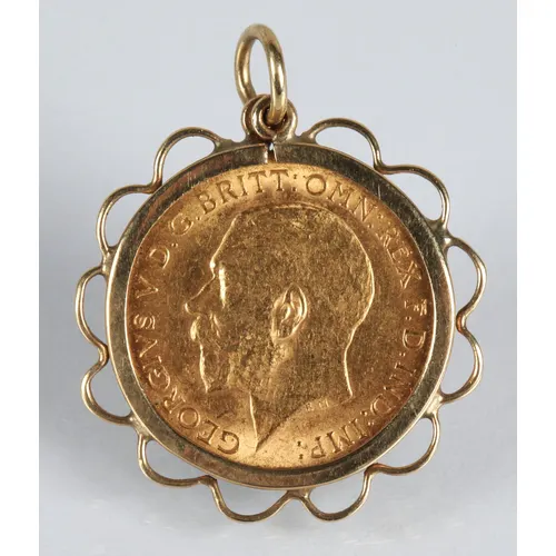 George V 1913 gold half sovereign coin, held in 9ct gold pen...