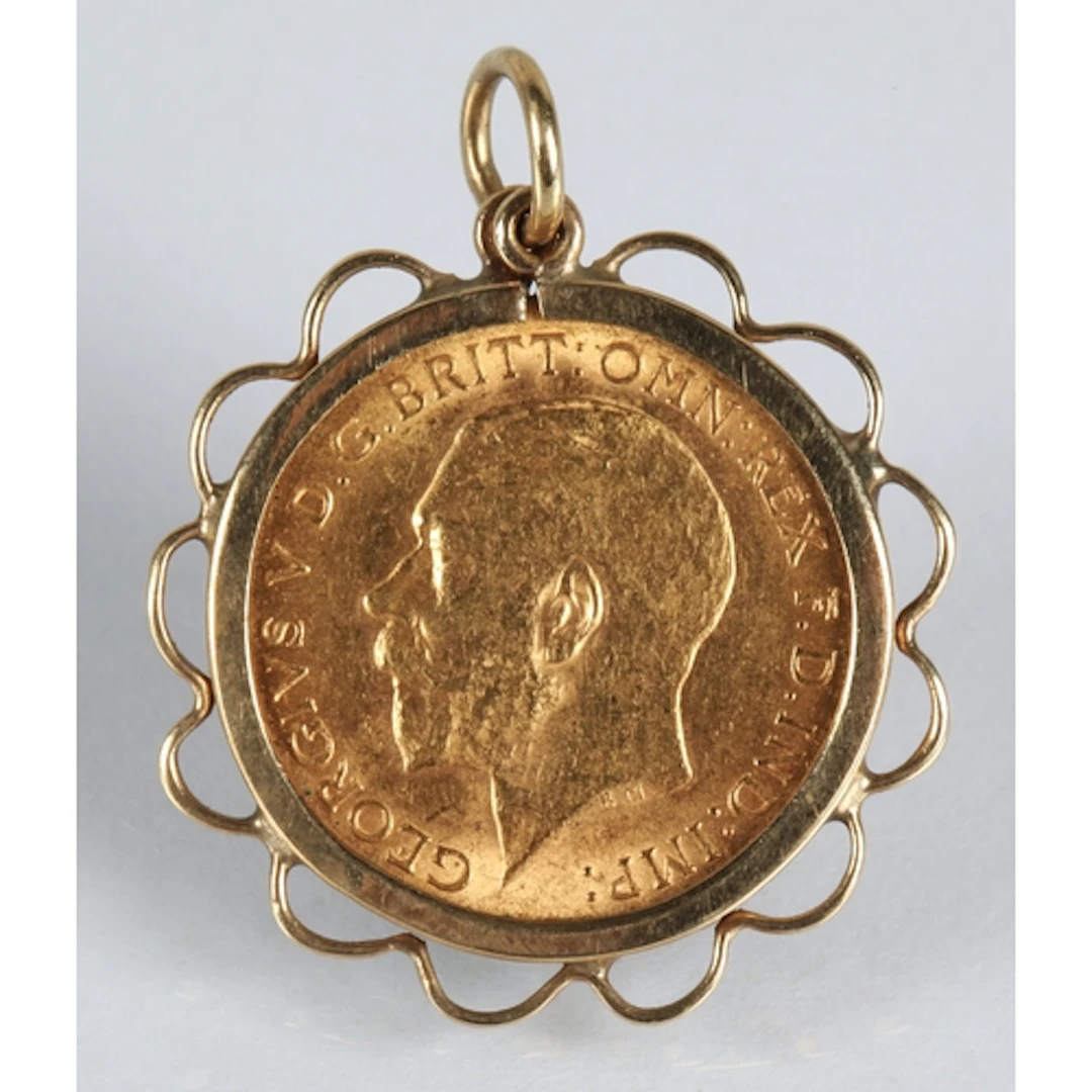 George V 1913 gold half sovereign coin, held in 9ct gold pen...