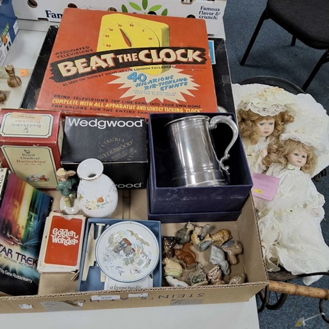 ONE BOX AND LOOSE MISCELLANEOUS ITEMS, to include a vintage ...
