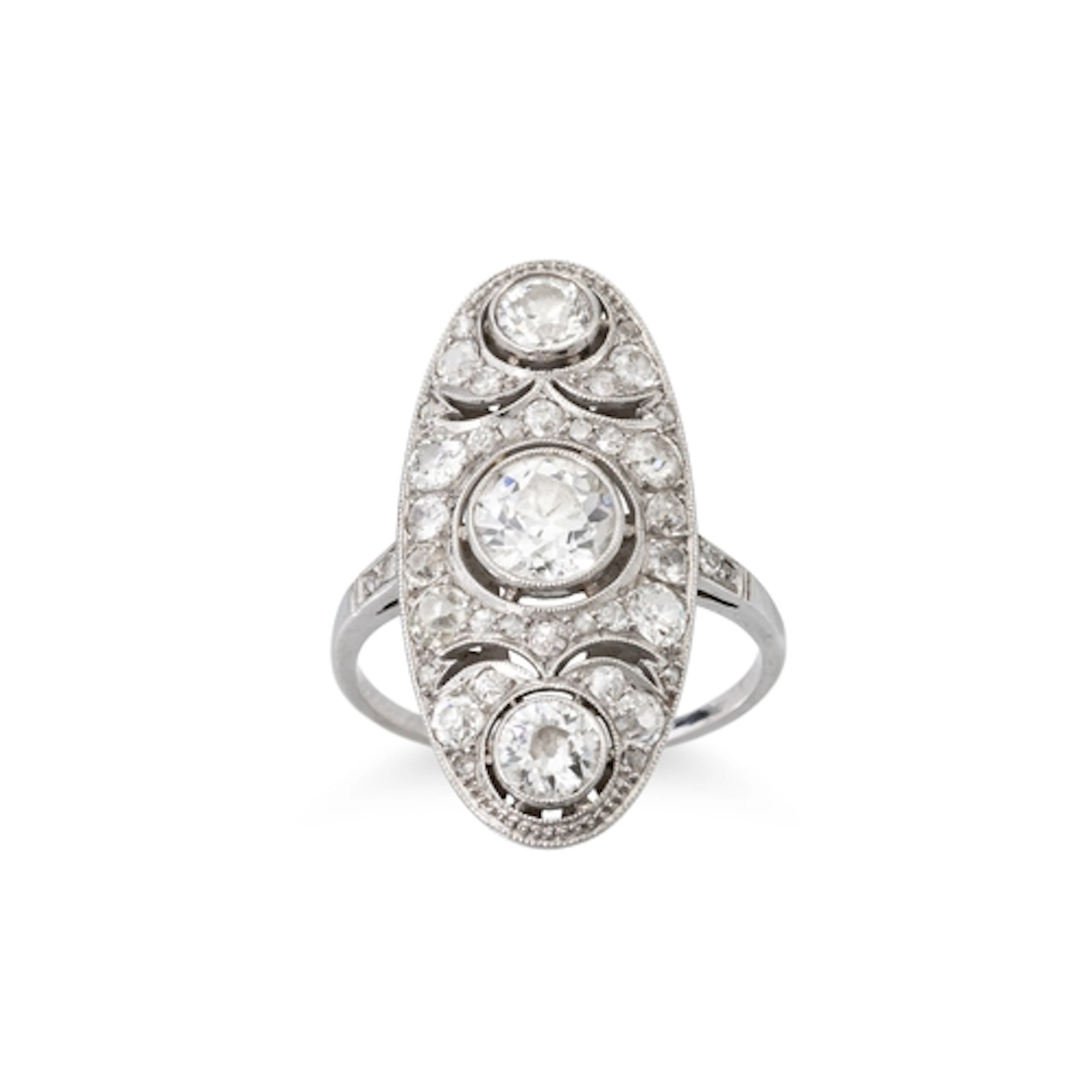 AN EARLY ART DECO DIAMOND CLUSTER RING, c. 1915, of plaque d...