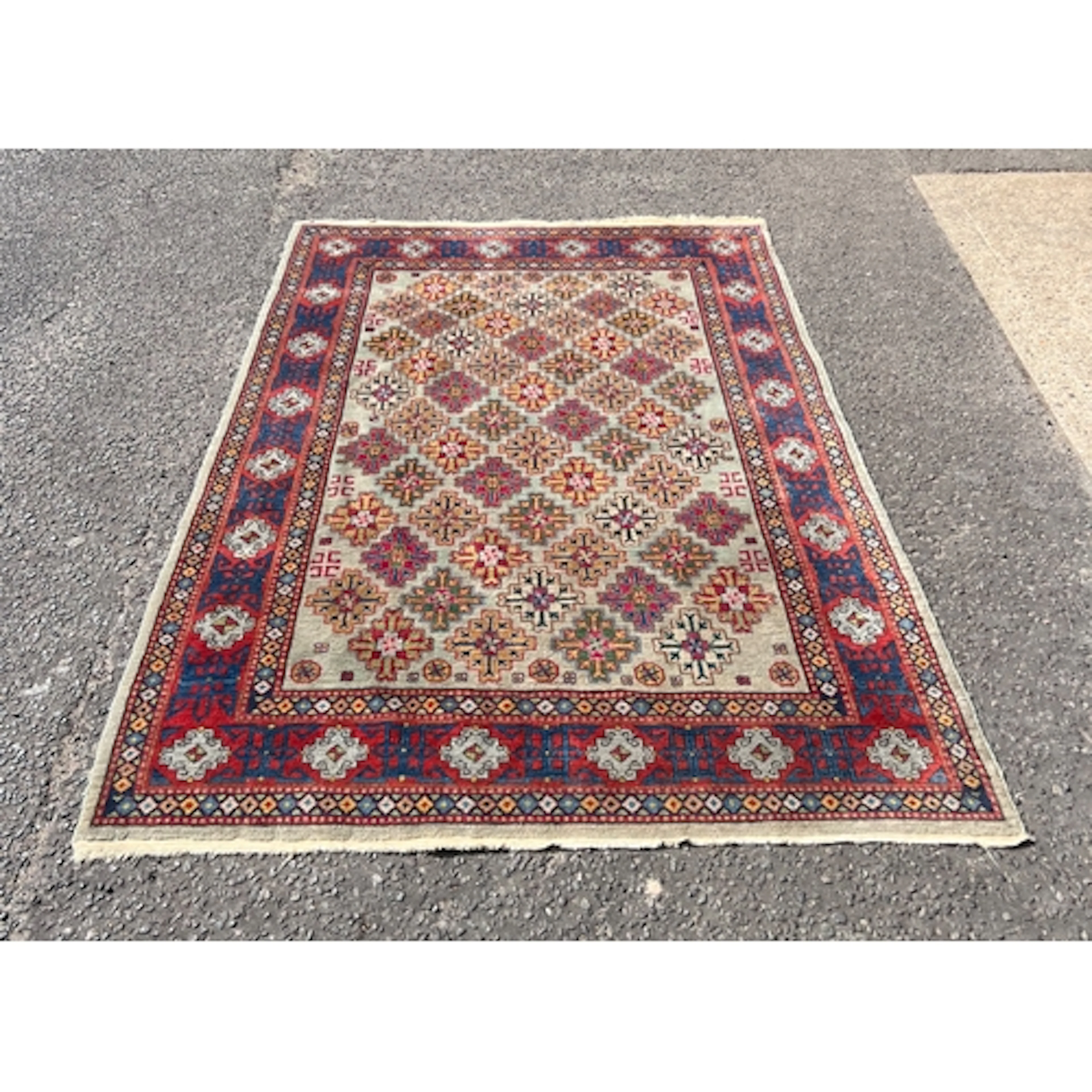 A PERSIAN-STYLE CARPET 272 x 188 cm