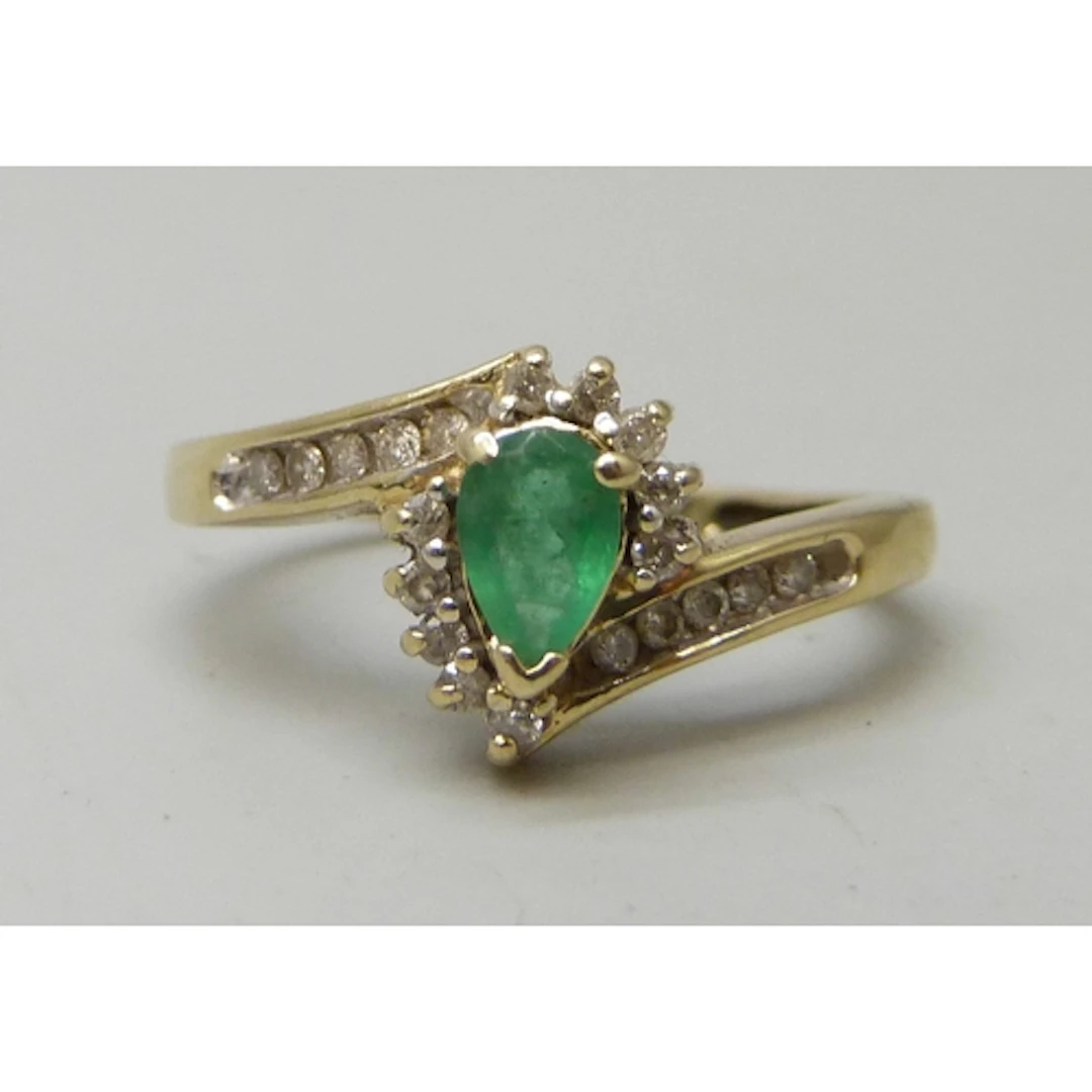 A 14k gold, emerald and diamond cluster ring, 2.6g, N