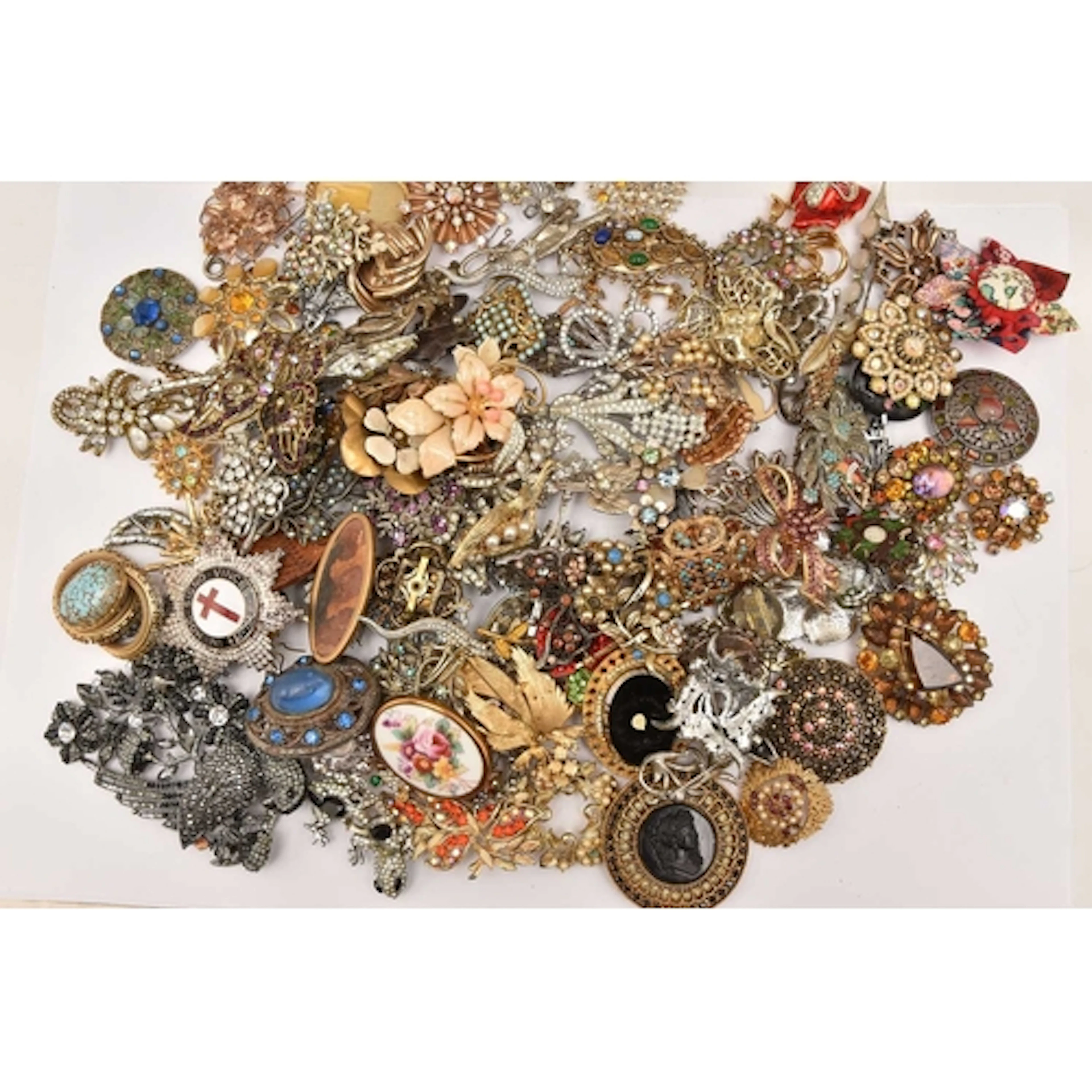 A TUB OF APPROXIMATELY 100 BROKEN BROOCHES, missing stones, ...