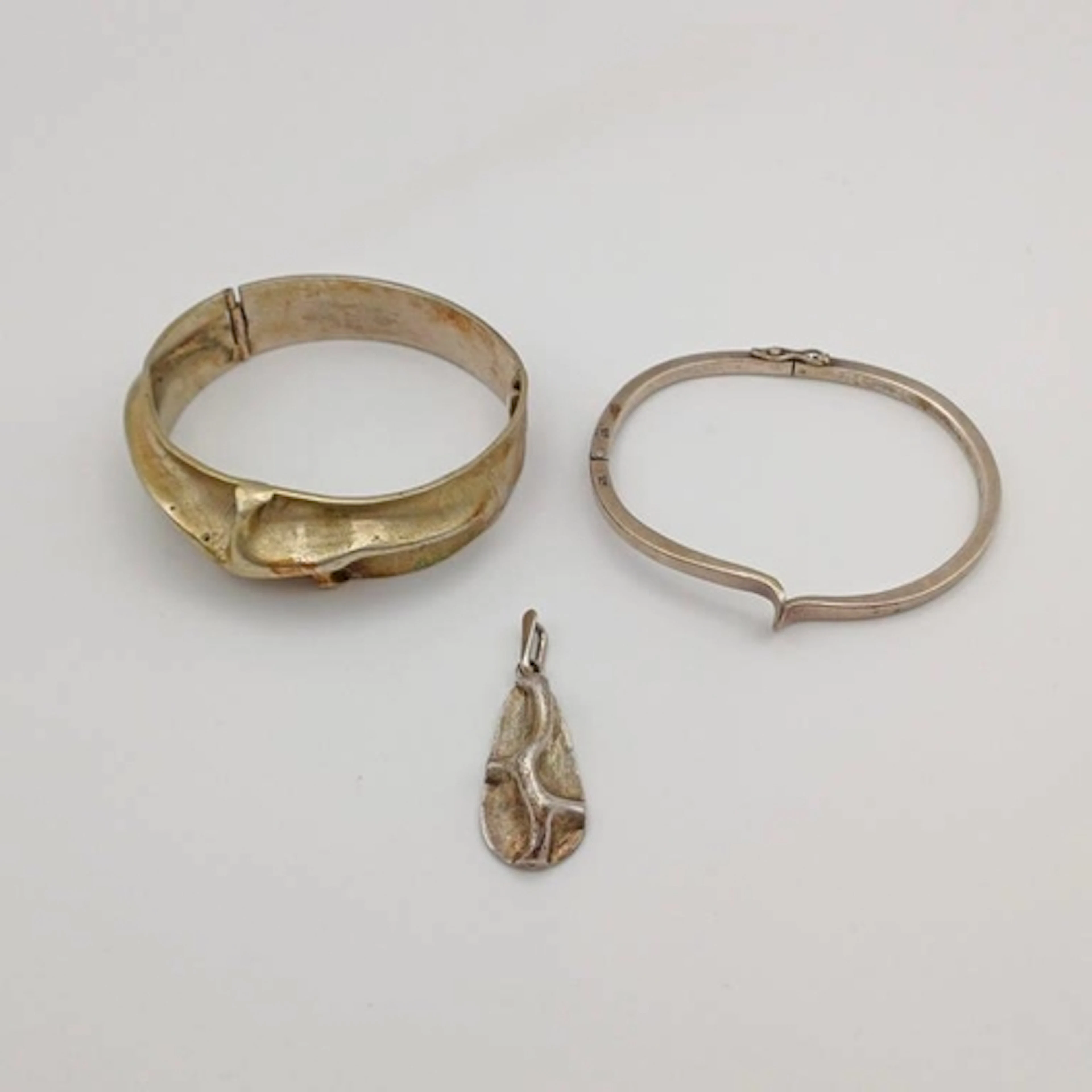 925 SILVER ABSTRACT HINGED BANGLE & MATCHING PENDANT & 1 OTH...