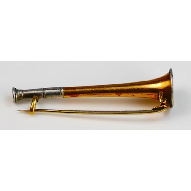 An Edwardian hunting horn brooch in a high carat precious ye...