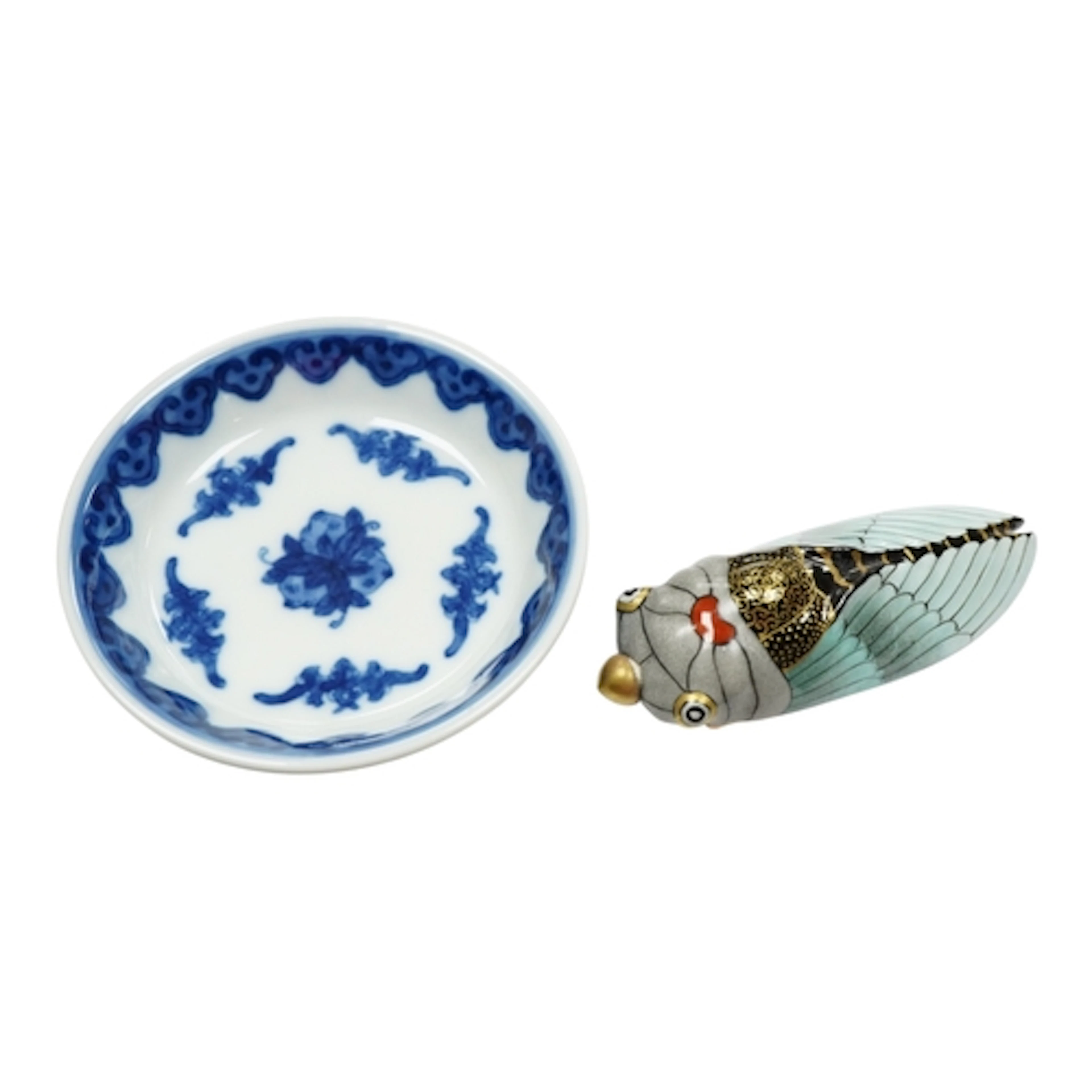 A small Chinese blue and white dish, diameter 8cm, and a dec...