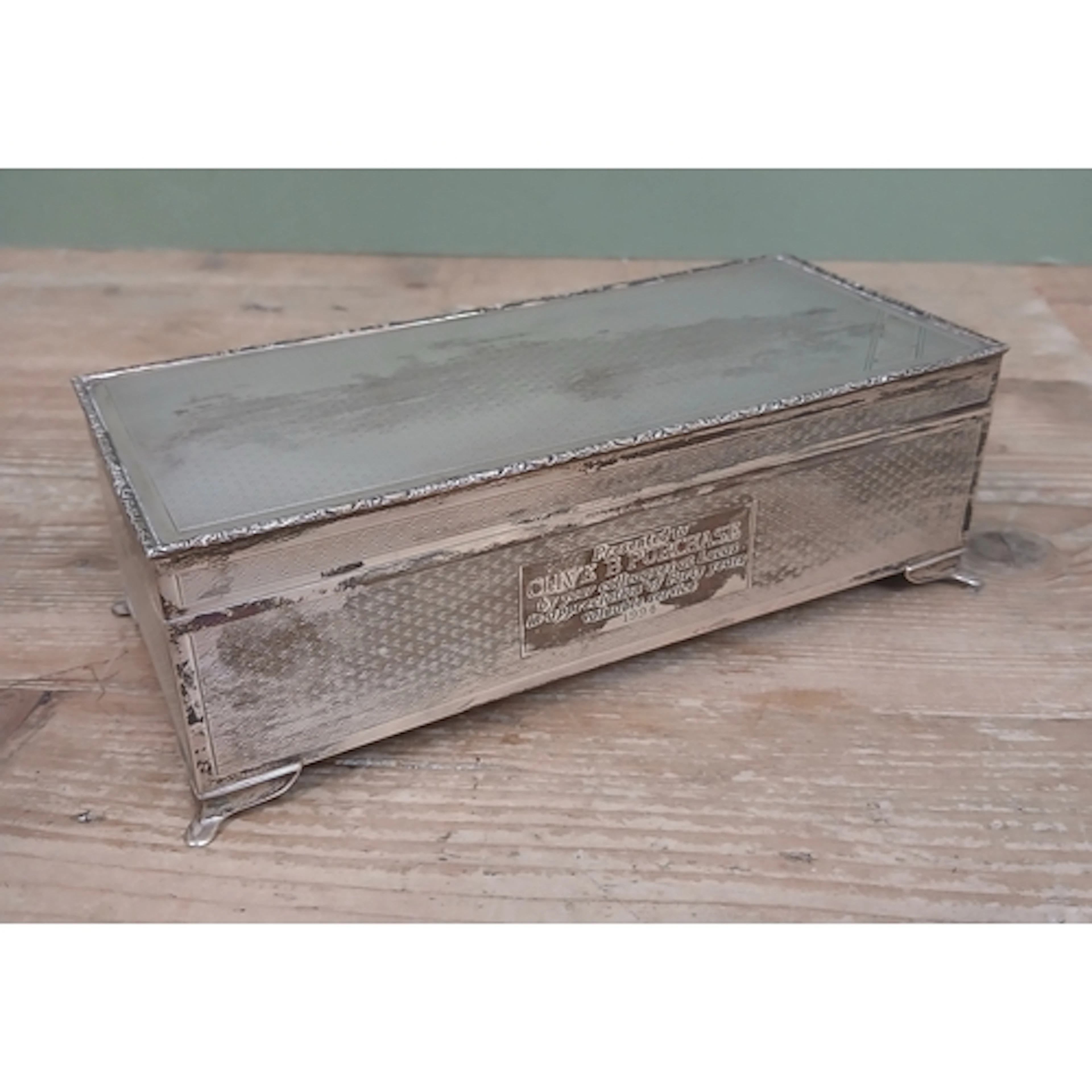 An Elizabeth II silver cigarette box, Harman Brothers, Birmi...