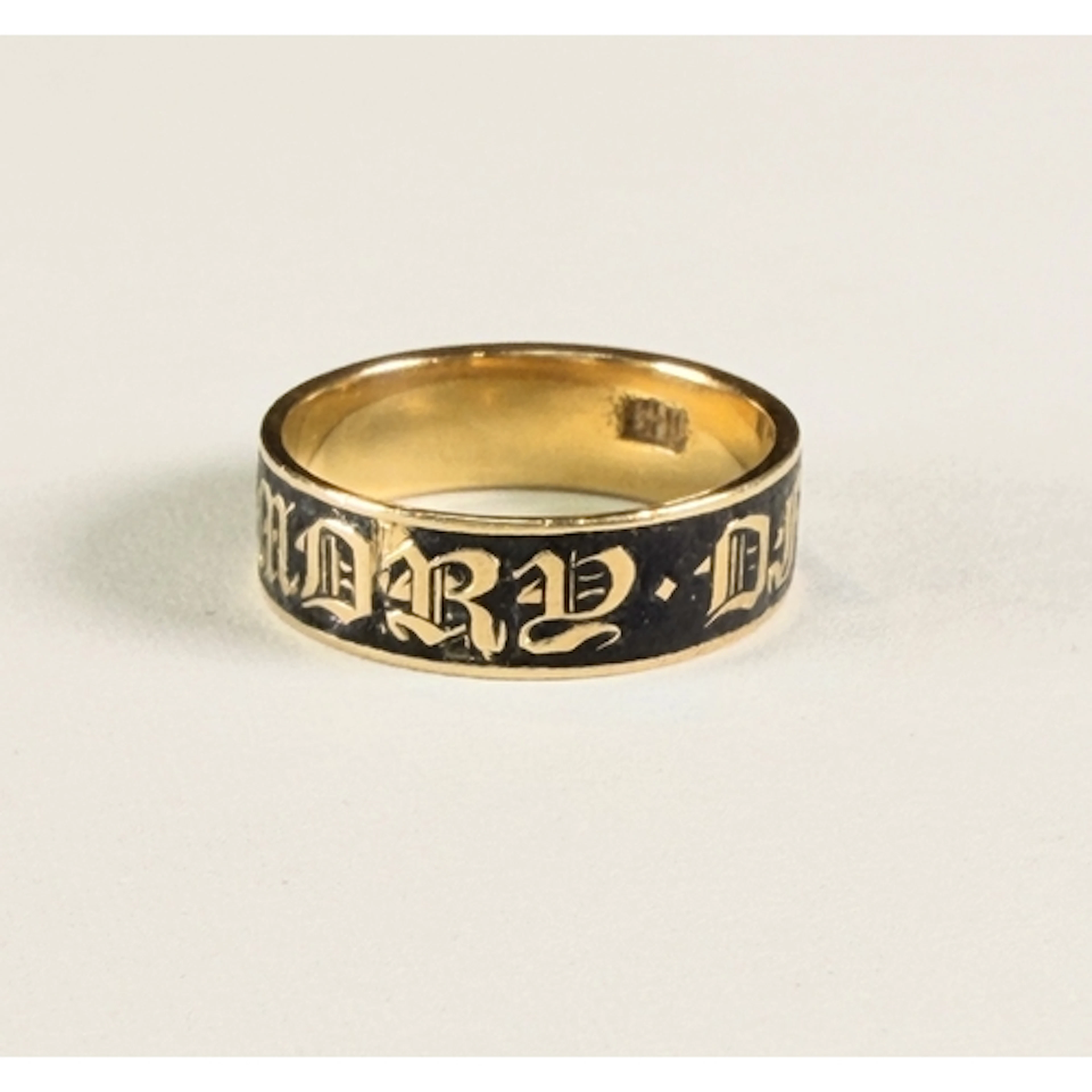 18ct hallmarked gold mourning ring with black enamel 'In Mem...