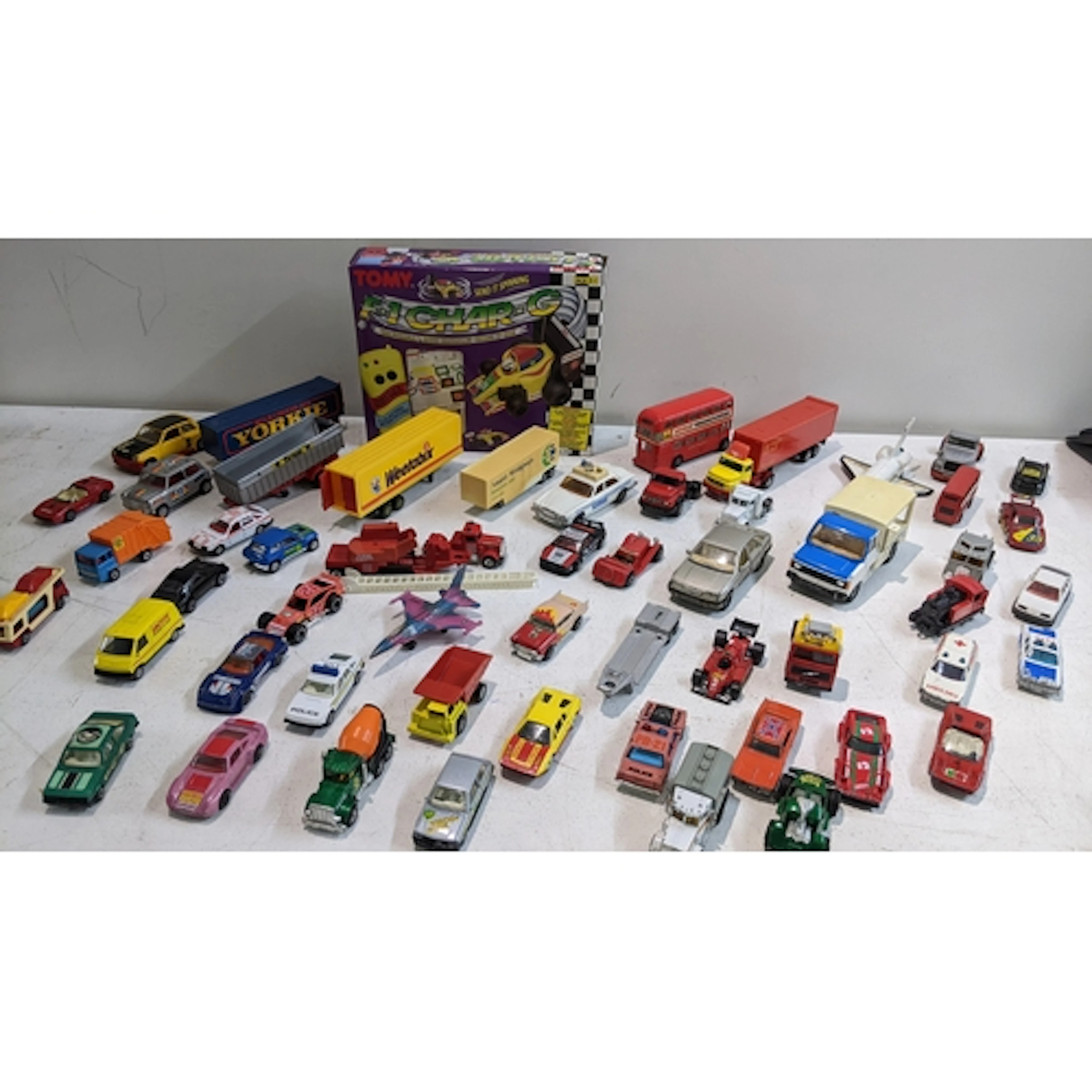 Mixed lot of Matchbox and Corgi vintage toy cars together w...
