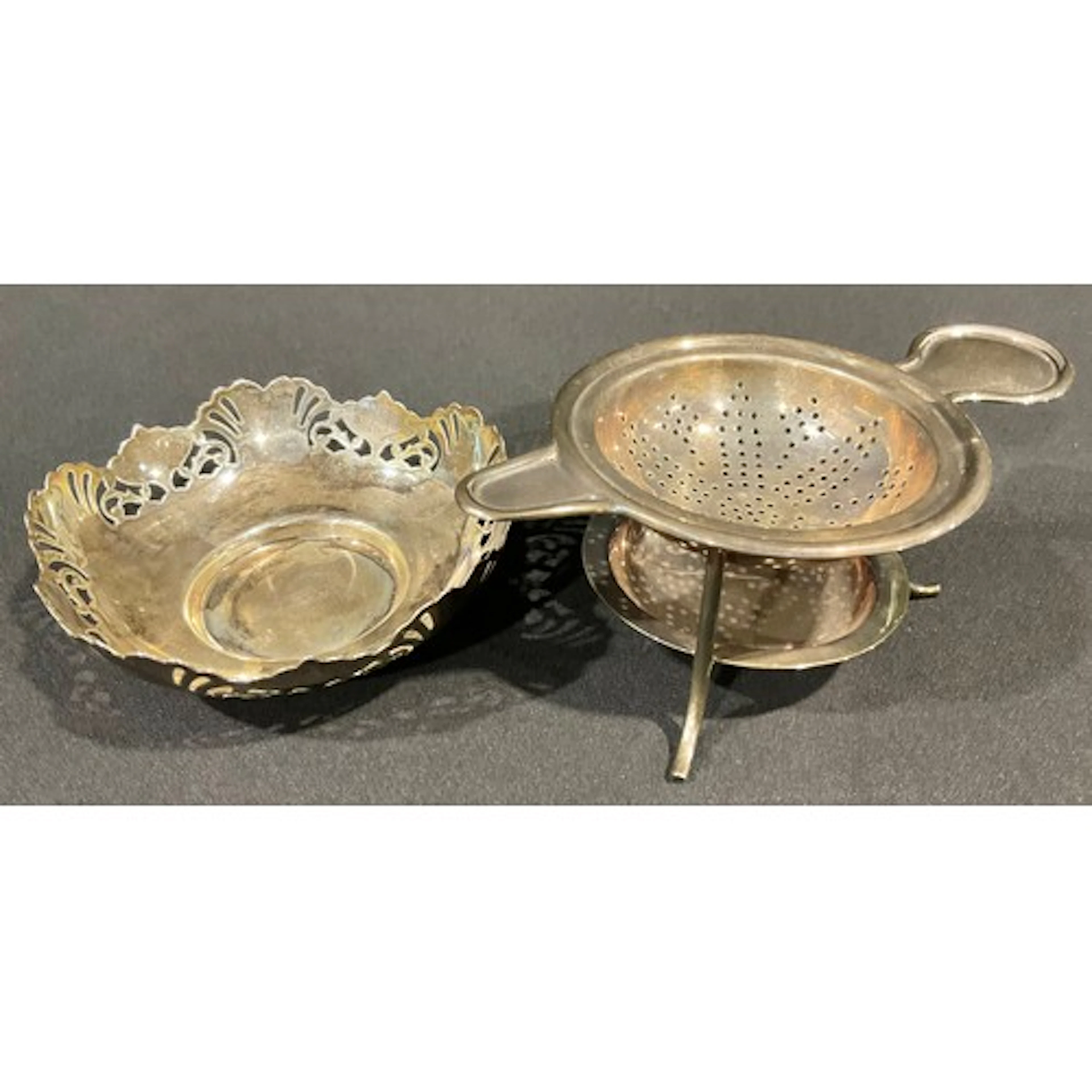 A George VI silver sweetmeat dish, the sides pierced with ur...