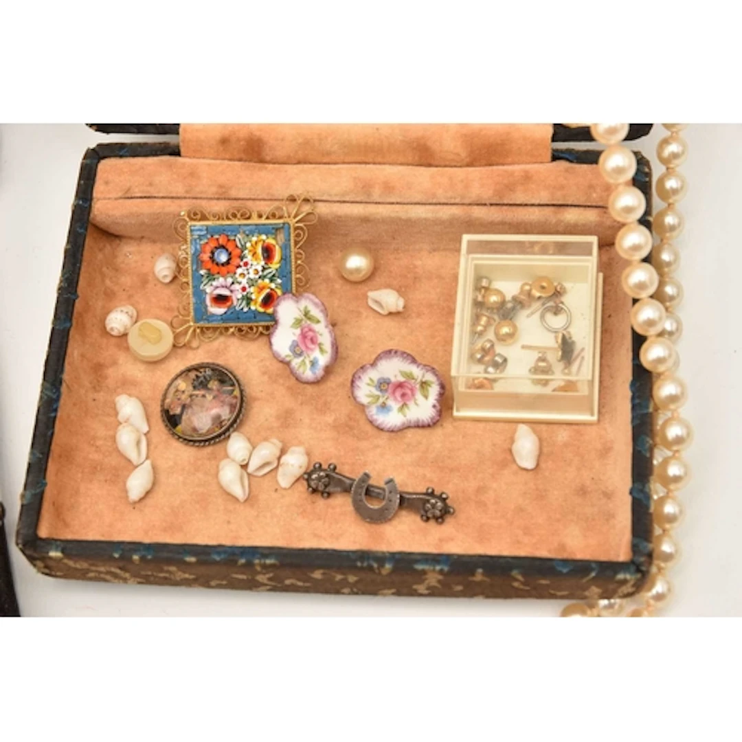 A COLLECTION OF VINTAGE COSTUME JEWELLERY AND THREE HANDBAGS...