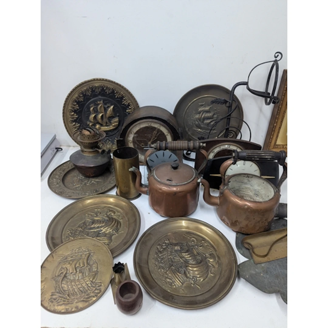 Metalware to include a fine curb, a wall hanging lamp, trays...