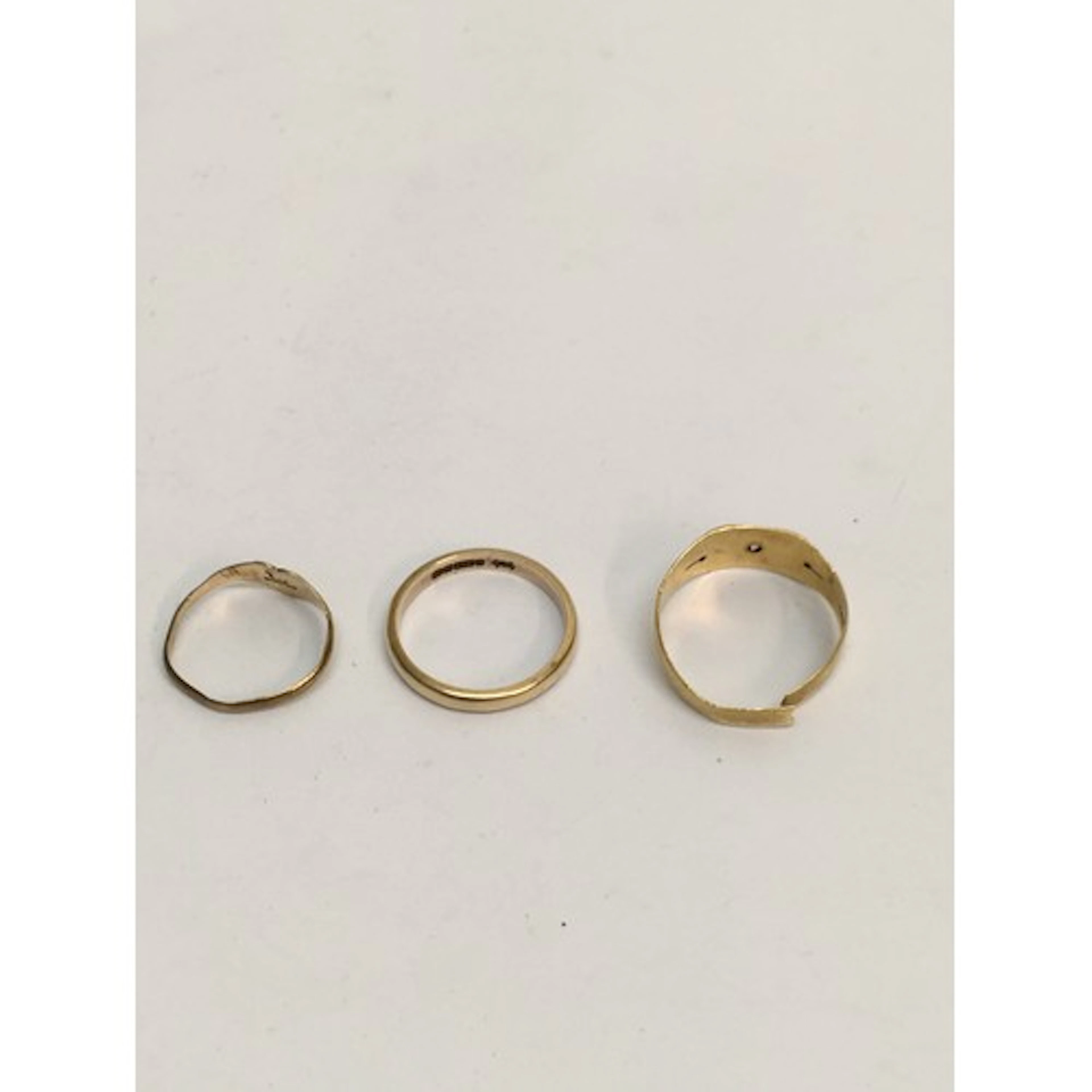 An 18ct 750 gold gent’s ring set with white chip stone, a 9c...