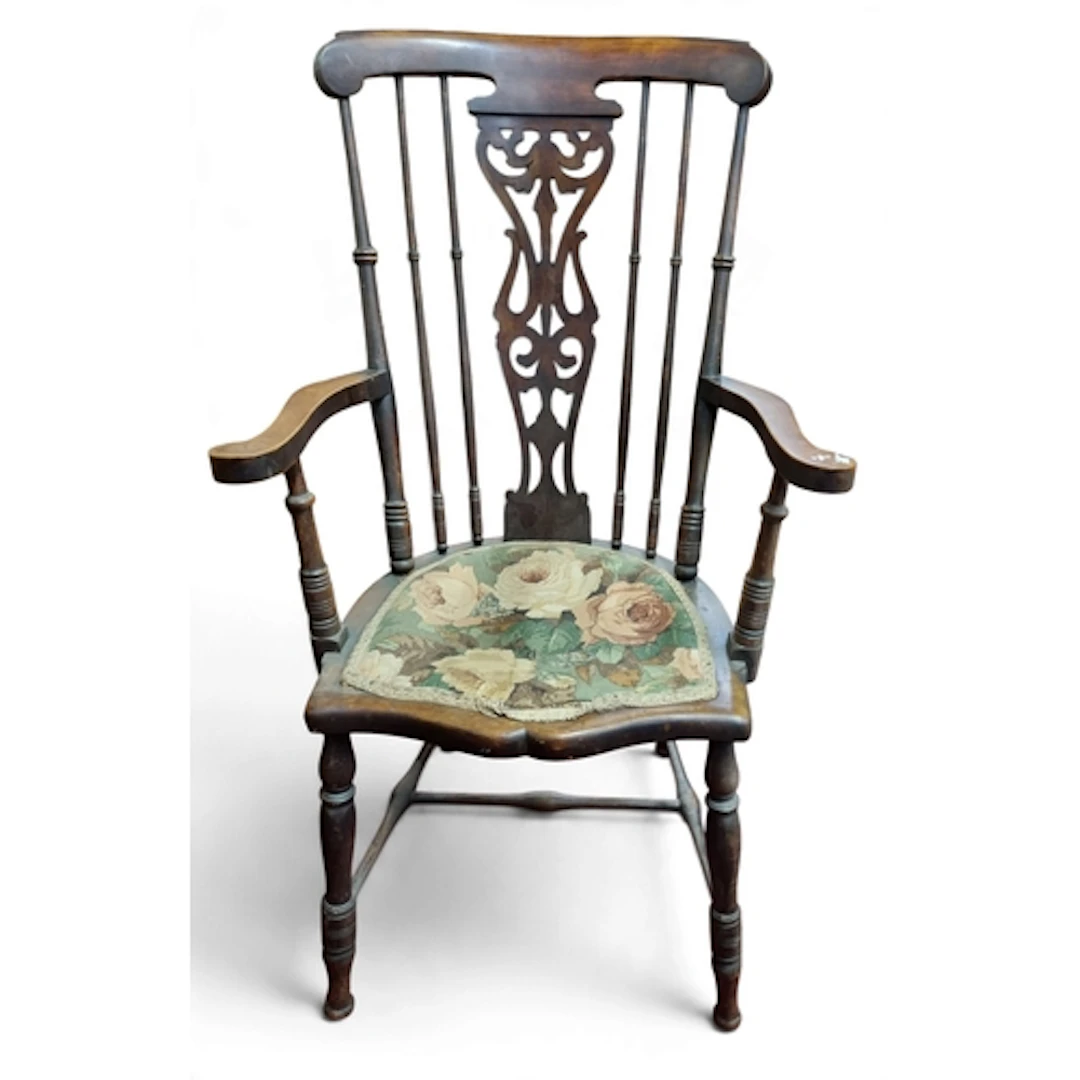 An early 20th Century Beech Windsor style Chair. W 54 x SH 4...