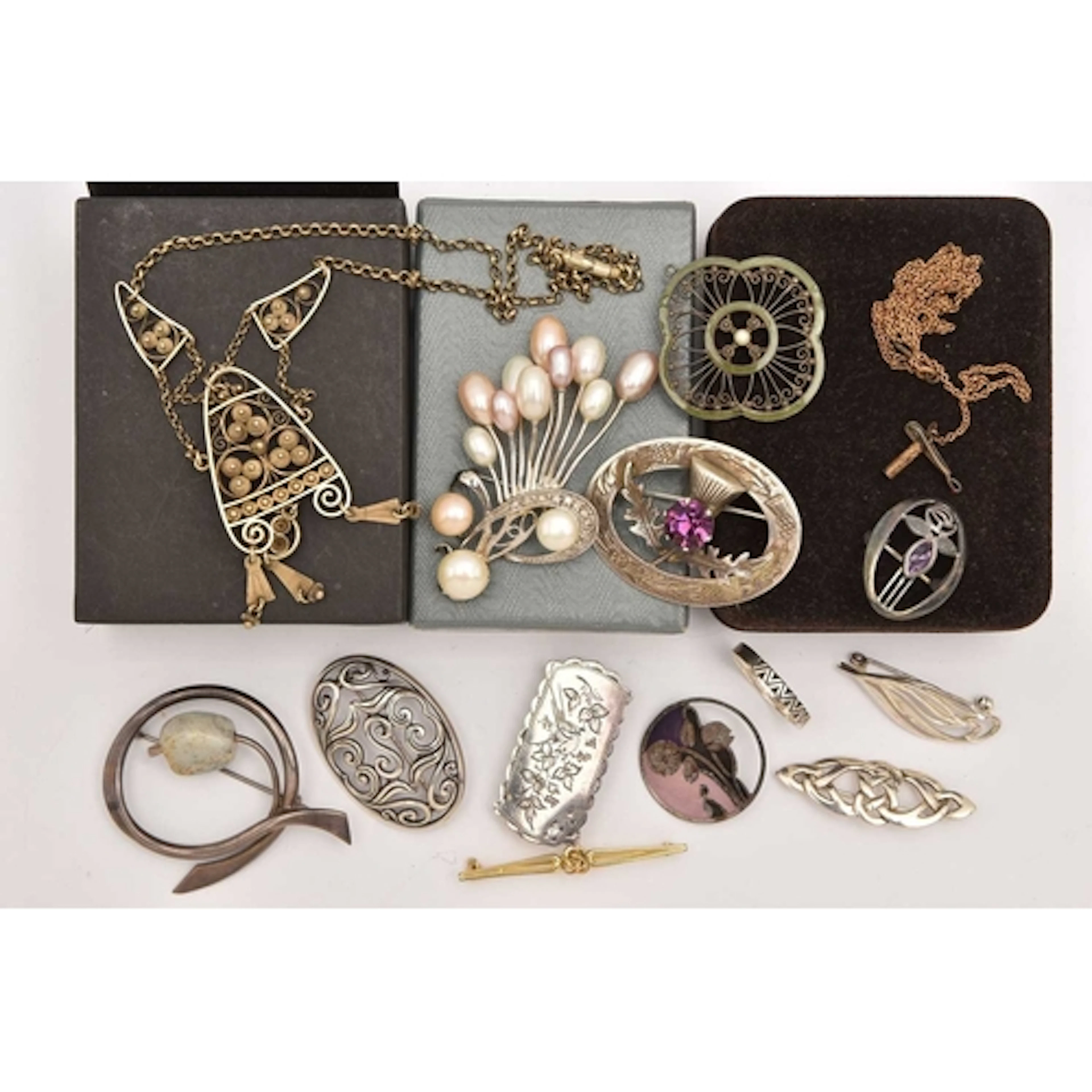 AN ASSORTMENT OF SILVER AND WHITE METAL JEWELLERY, to includ...