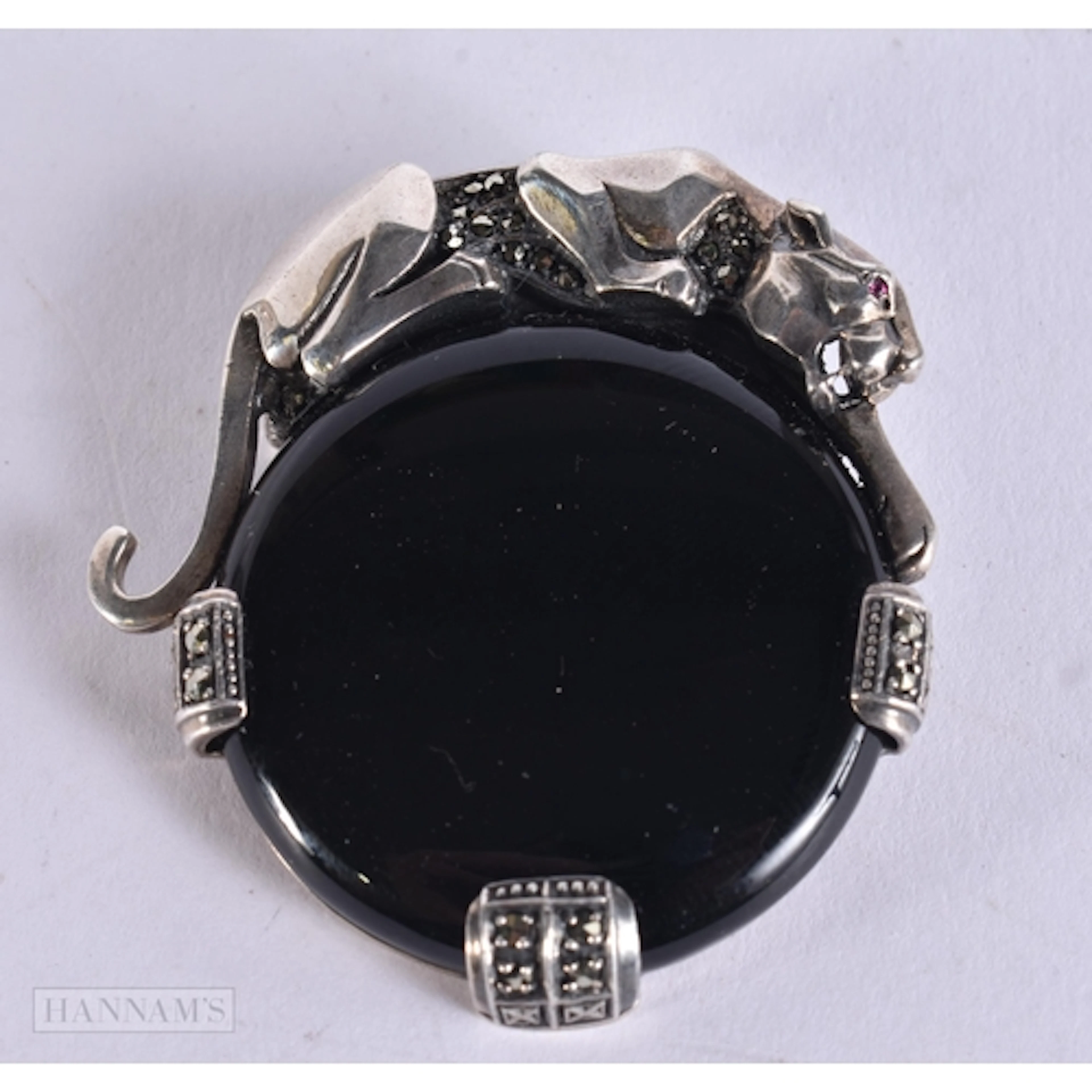 AN ART DECO SILVER AND MARCASITE STONE PATTERN BROOCH. 31 gr...