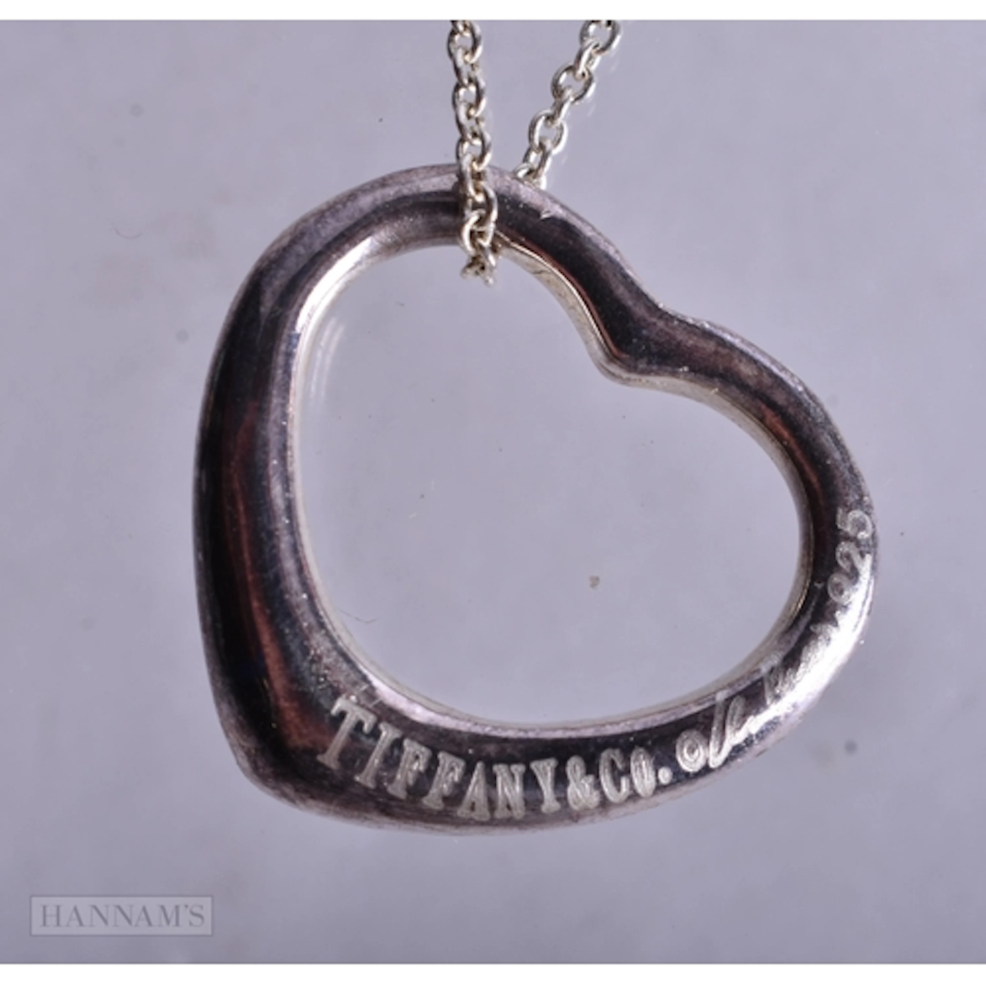 A TIFFANY & CO SILVER HEART NECKLACE. 6.7 grams. 45 cm long.