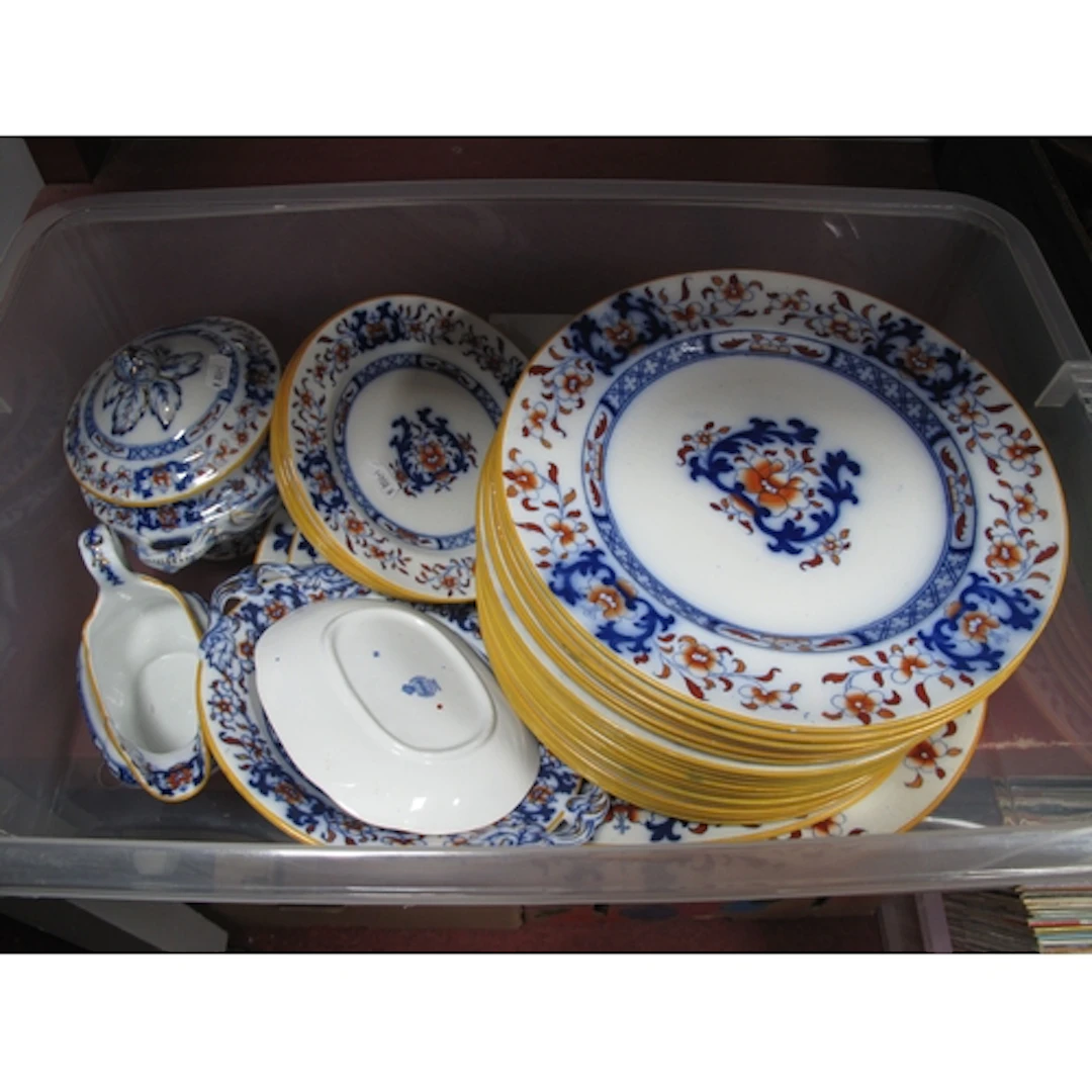 Quantity of early 20th-century Mintons Imari-pattern dinnerw...
