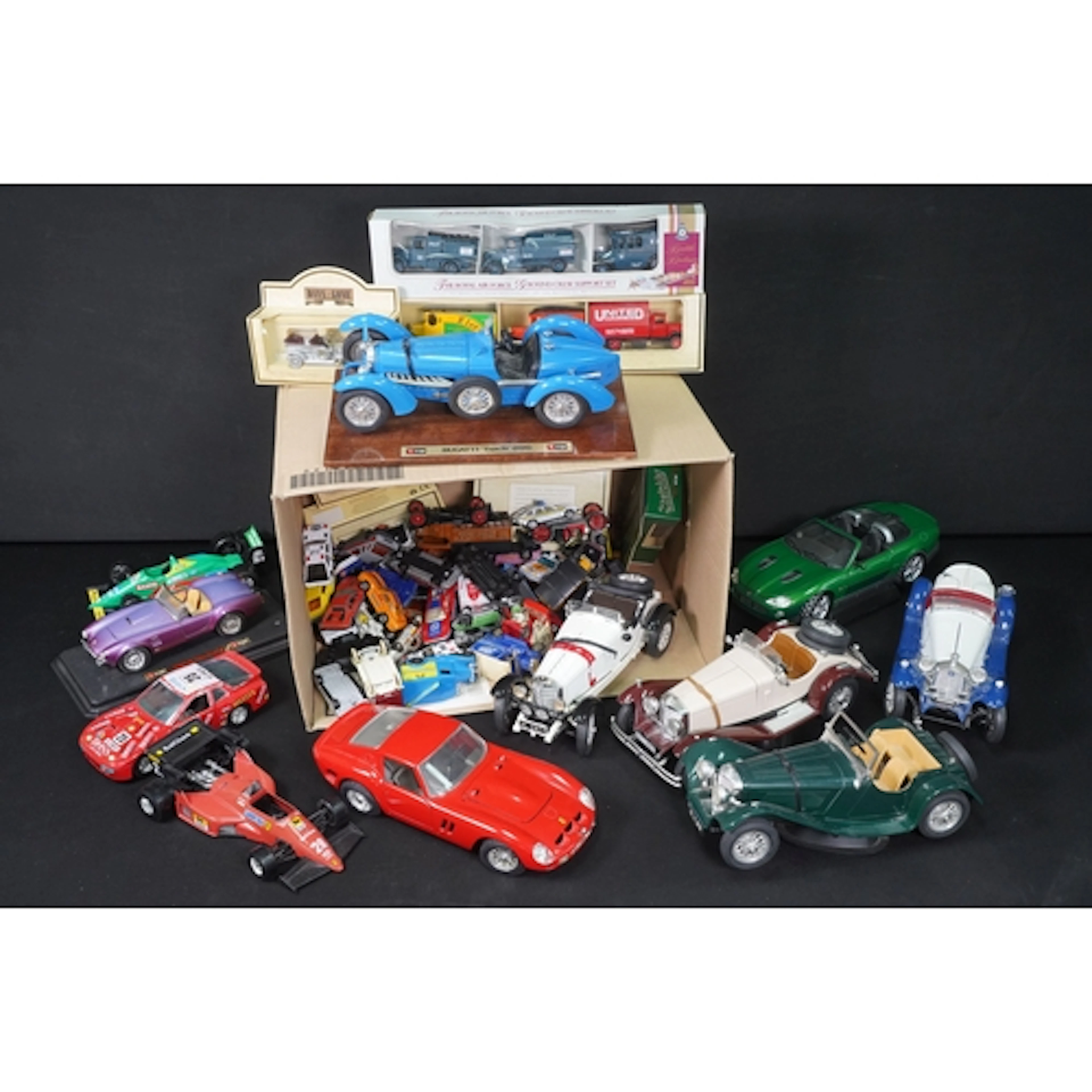 Collection of diecast models to include 11 x larger scale Bu...