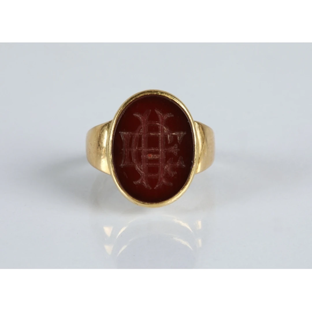 18ct gold seal ring inset with carved carnelian intaglio 'EC...