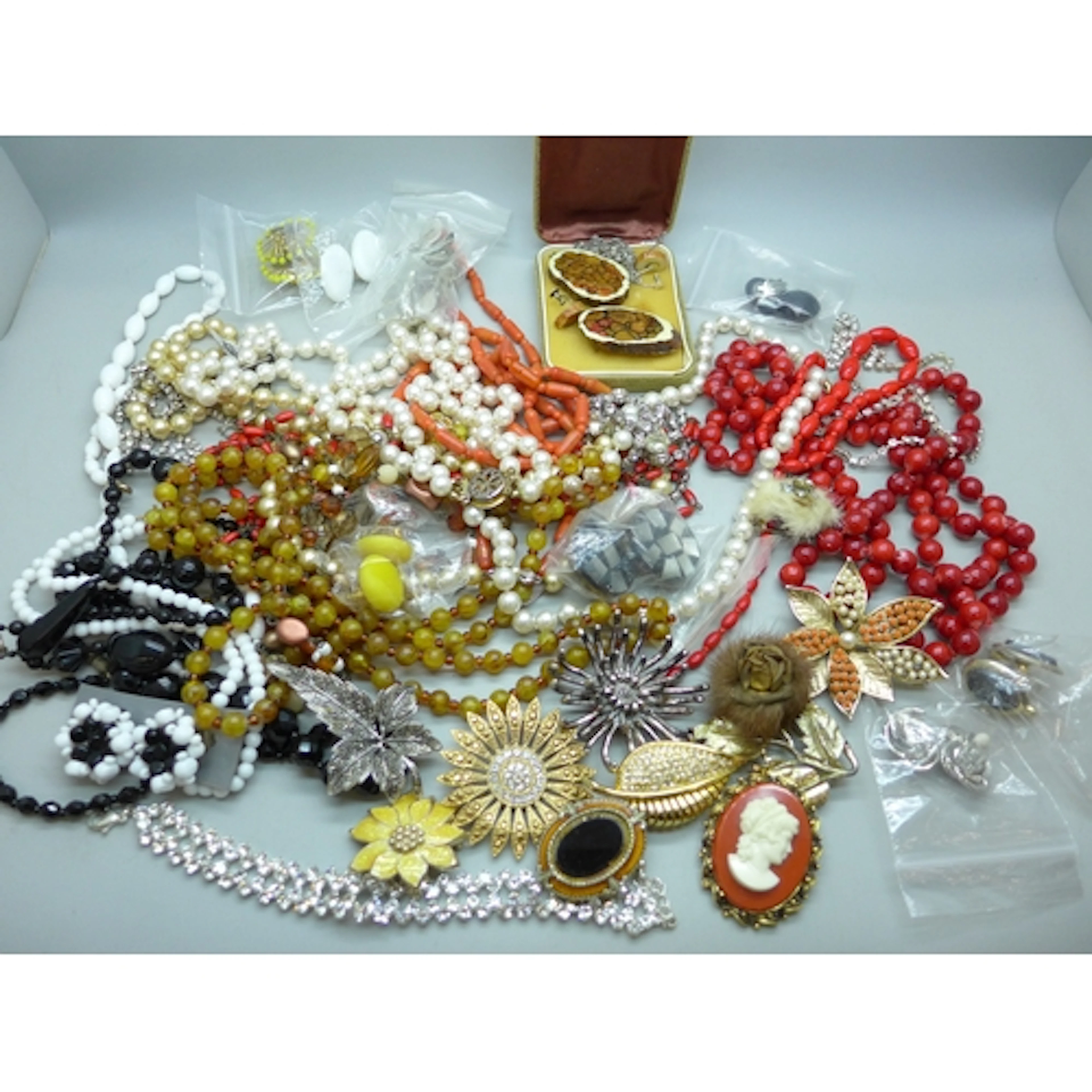 A collection of vintage costume jewellery including glass be...