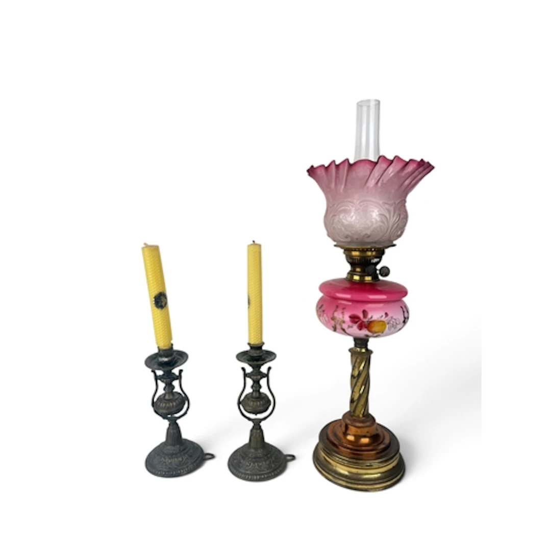 A LATE VICTORIAN GILT METAL AND COPPER TABLE OIL LAMP WITH O...