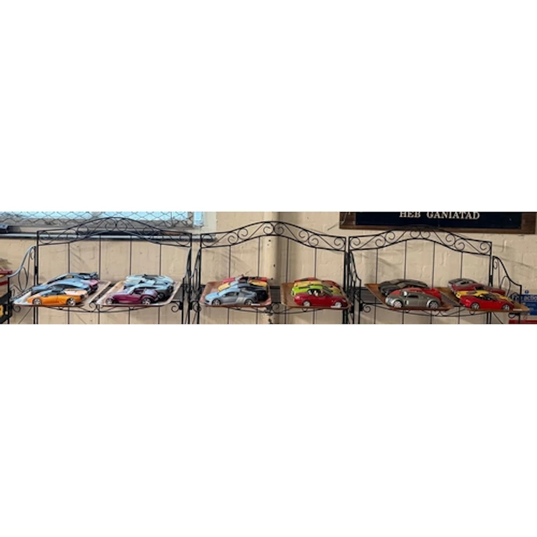 Six trays of Maisto, Burago and other 1:18 scale model cars....