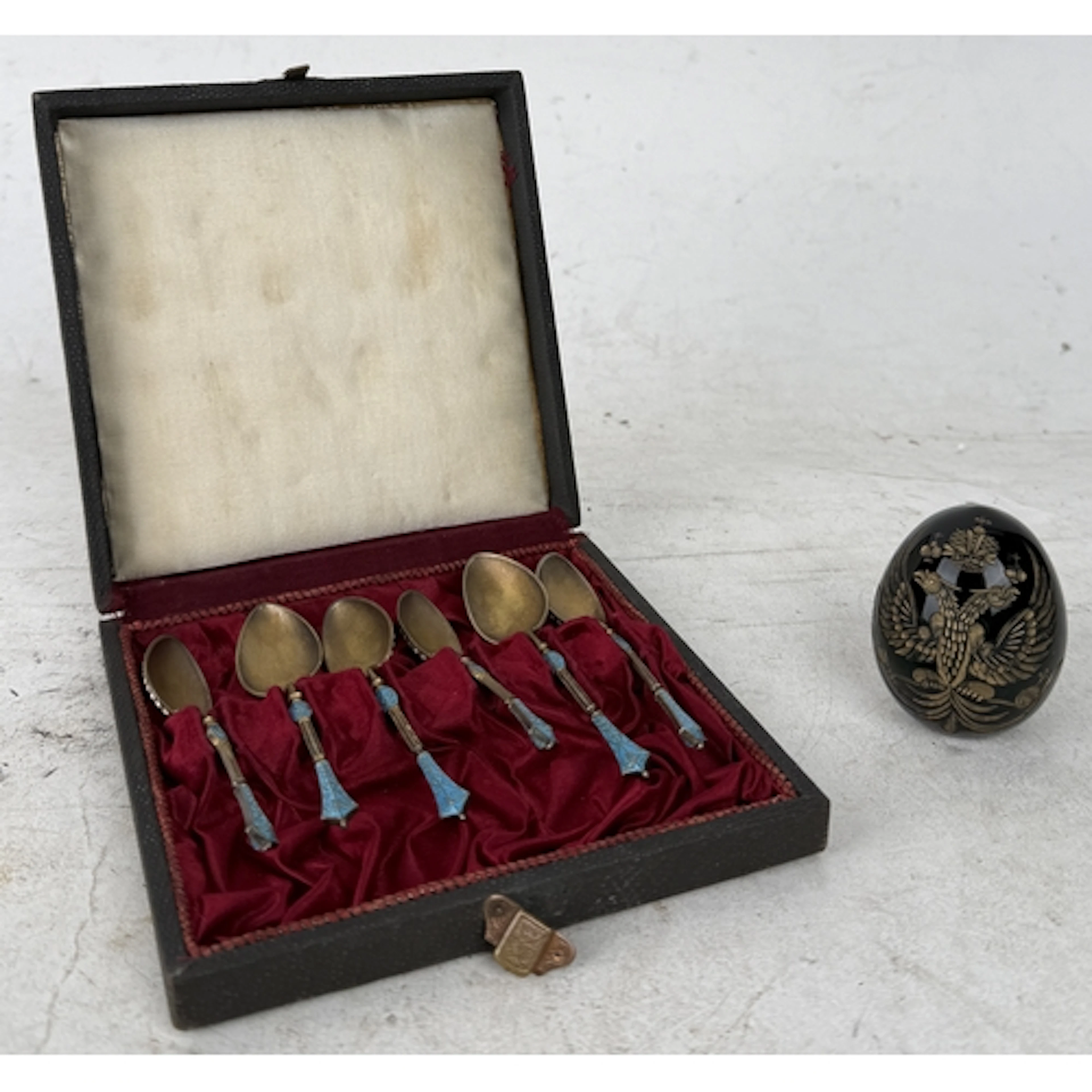 A SET OF RUSSIAN ENAMEL SILVER TEASPOONS TOGETHER WITH A CAR...